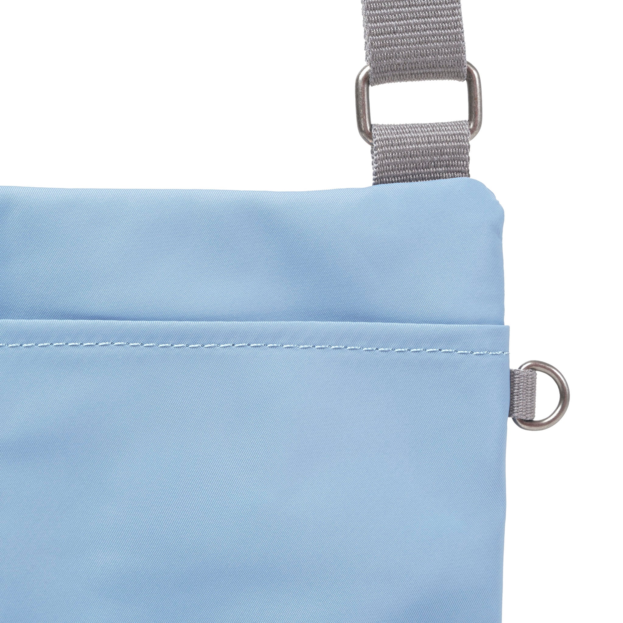 ROKA London - Chelsea B M crossbody-väska #Färg_Retro_Blue