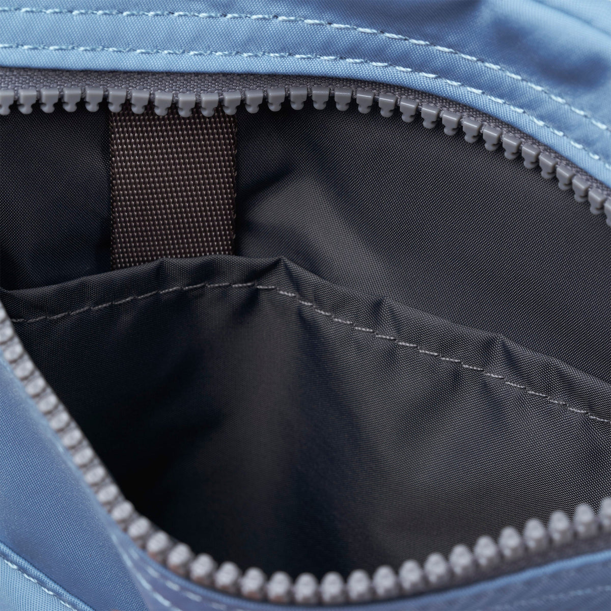 ROKA London - Chelsea B M crossbody-väska #Färg_Retro_Blue