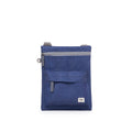 ROKA London - Chelsea B M crossbody-väska #Färg_Dark_Denim_Pin_Stripe