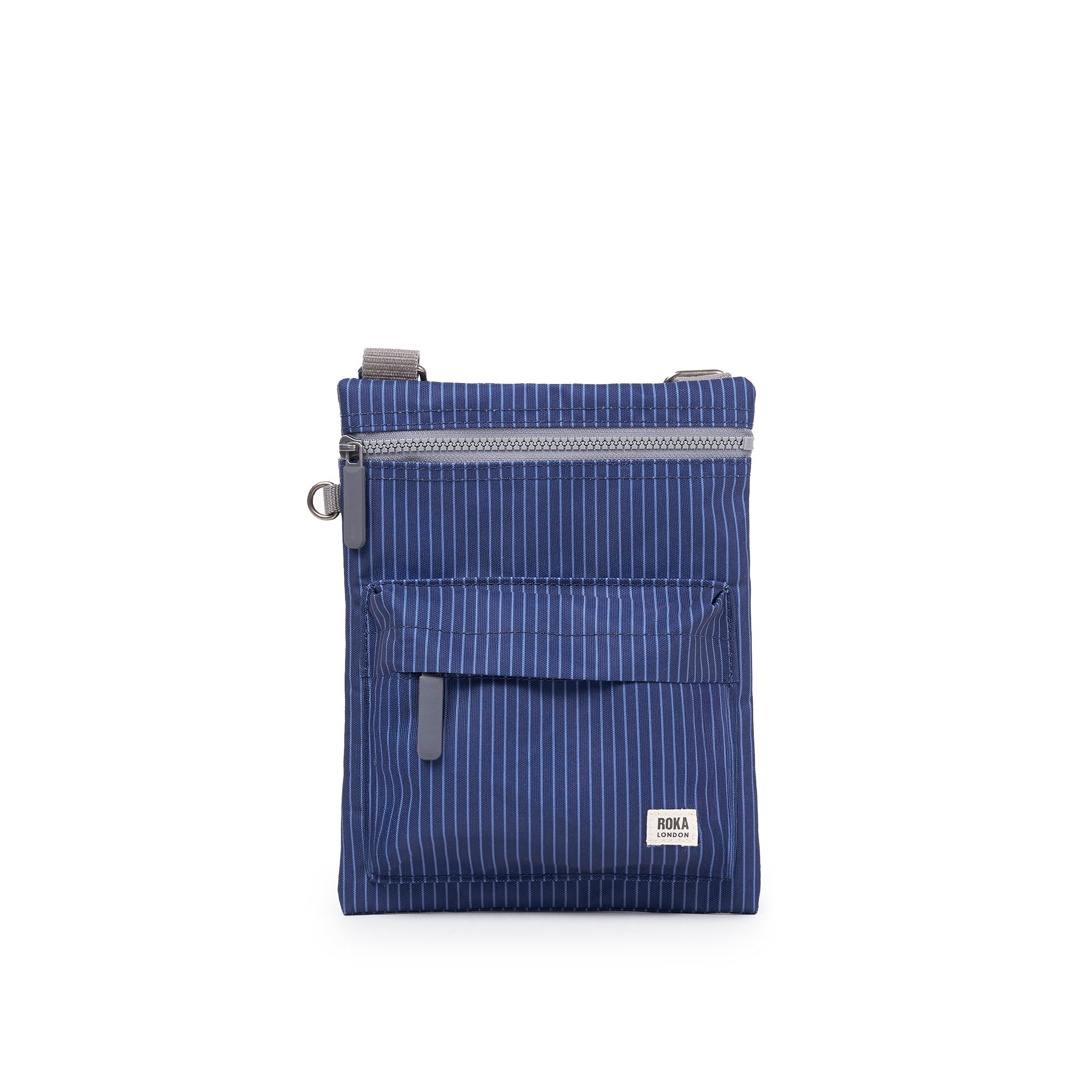 ROKA London - Chelsea B M crossbody-väska #Färg_Dark_Denim_Pin_Stripe