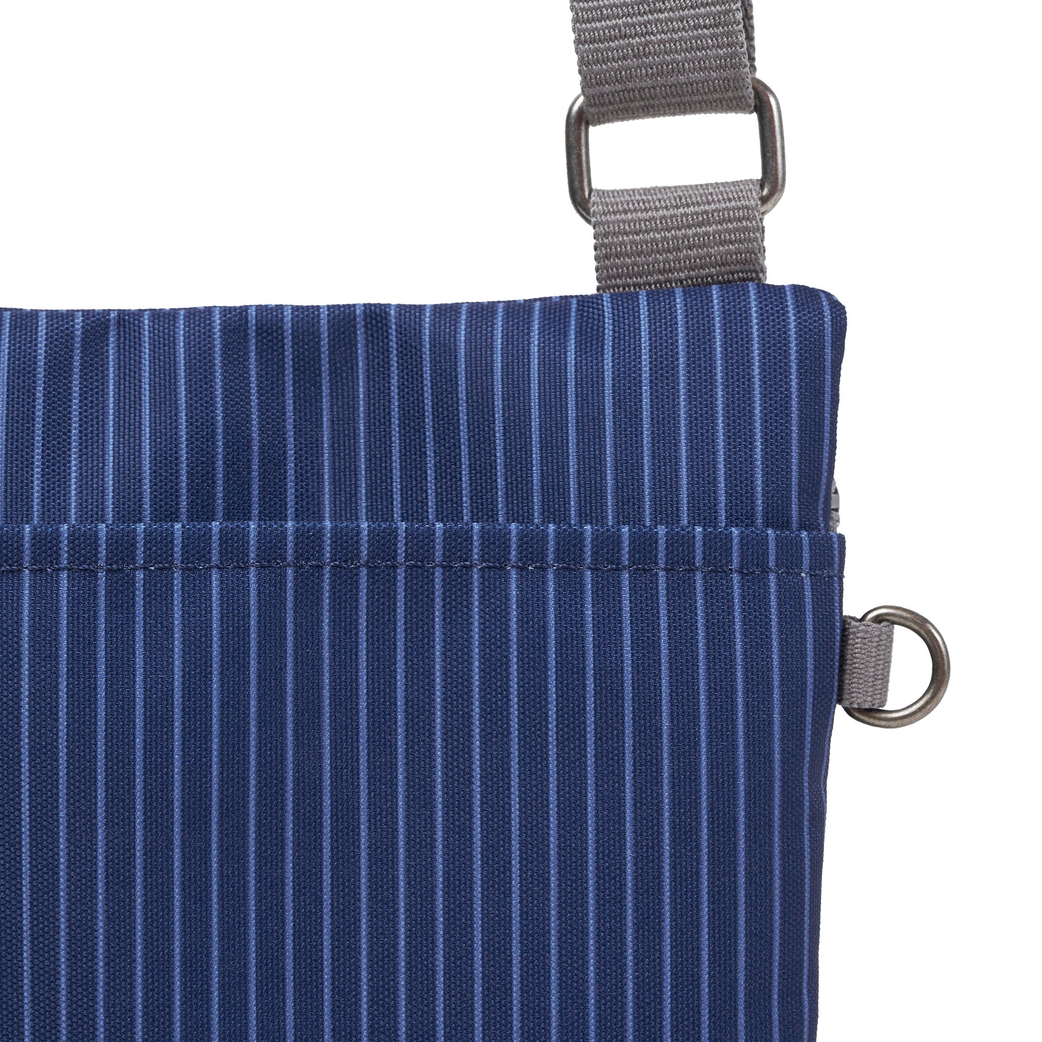 ROKA London - Chelsea B M crossbody-väska #Färg_Dark_Denim_Pin_Stripe