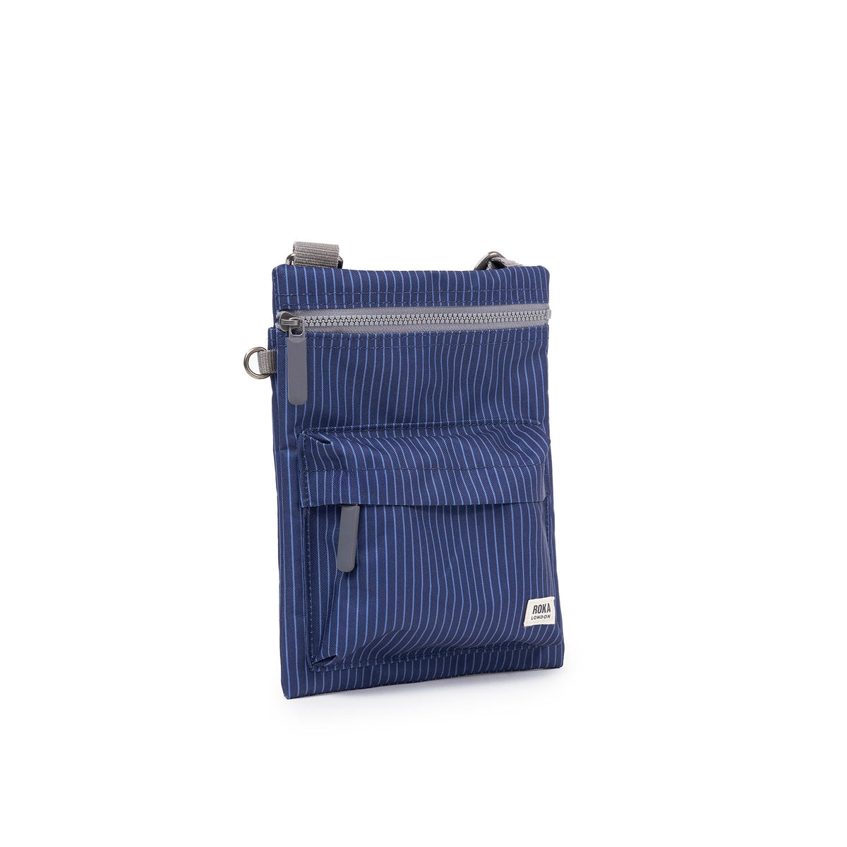 ROKA London - Chelsea B M crossbody-väska #Färg_Dark_Denim_Pin_Stripe