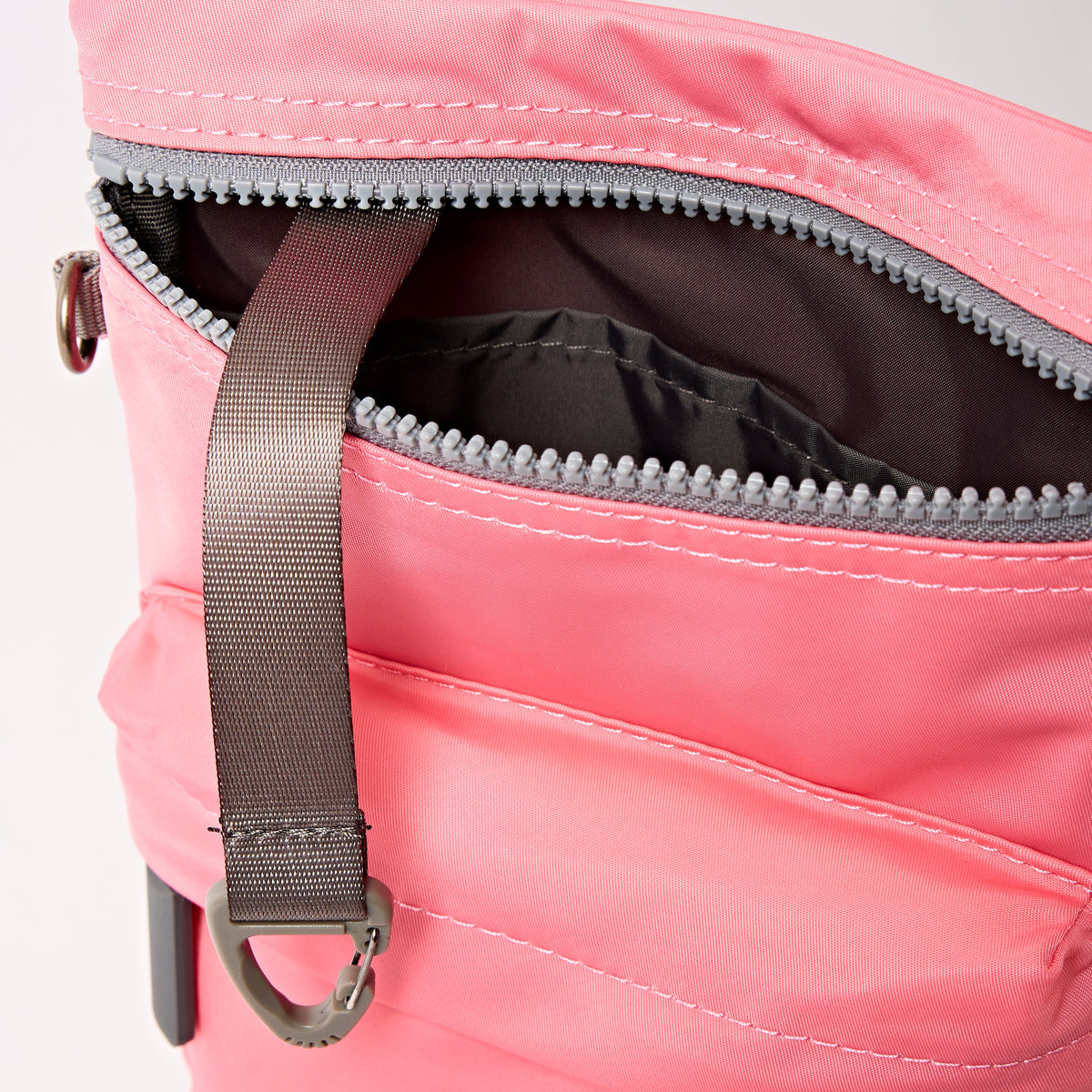 ROKA London - Chelsea B M crossbody-väska #Färg_Pink_Lemonade