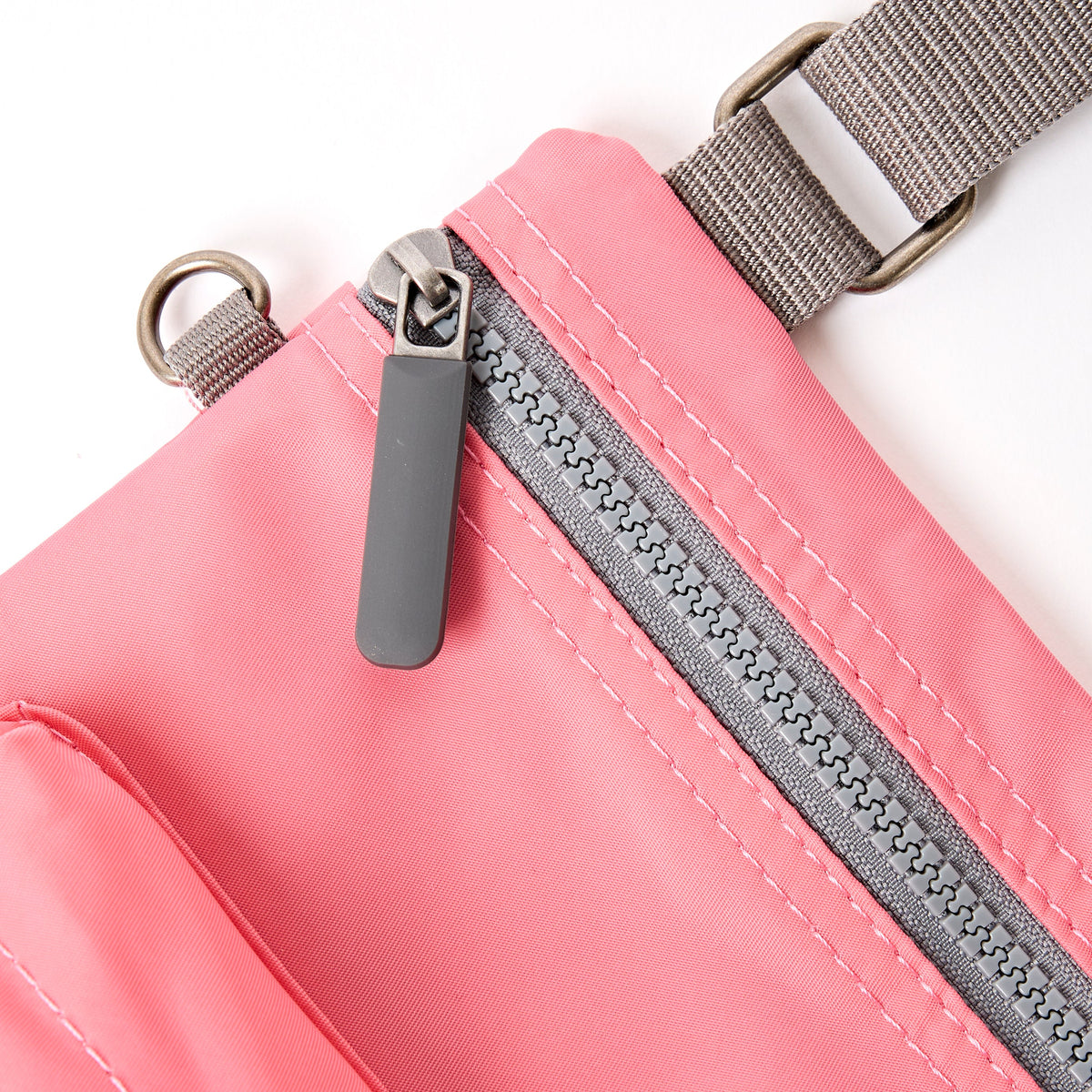 ROKA London - Chelsea B M crossbody-väska #Färg_Pink_Lemonade