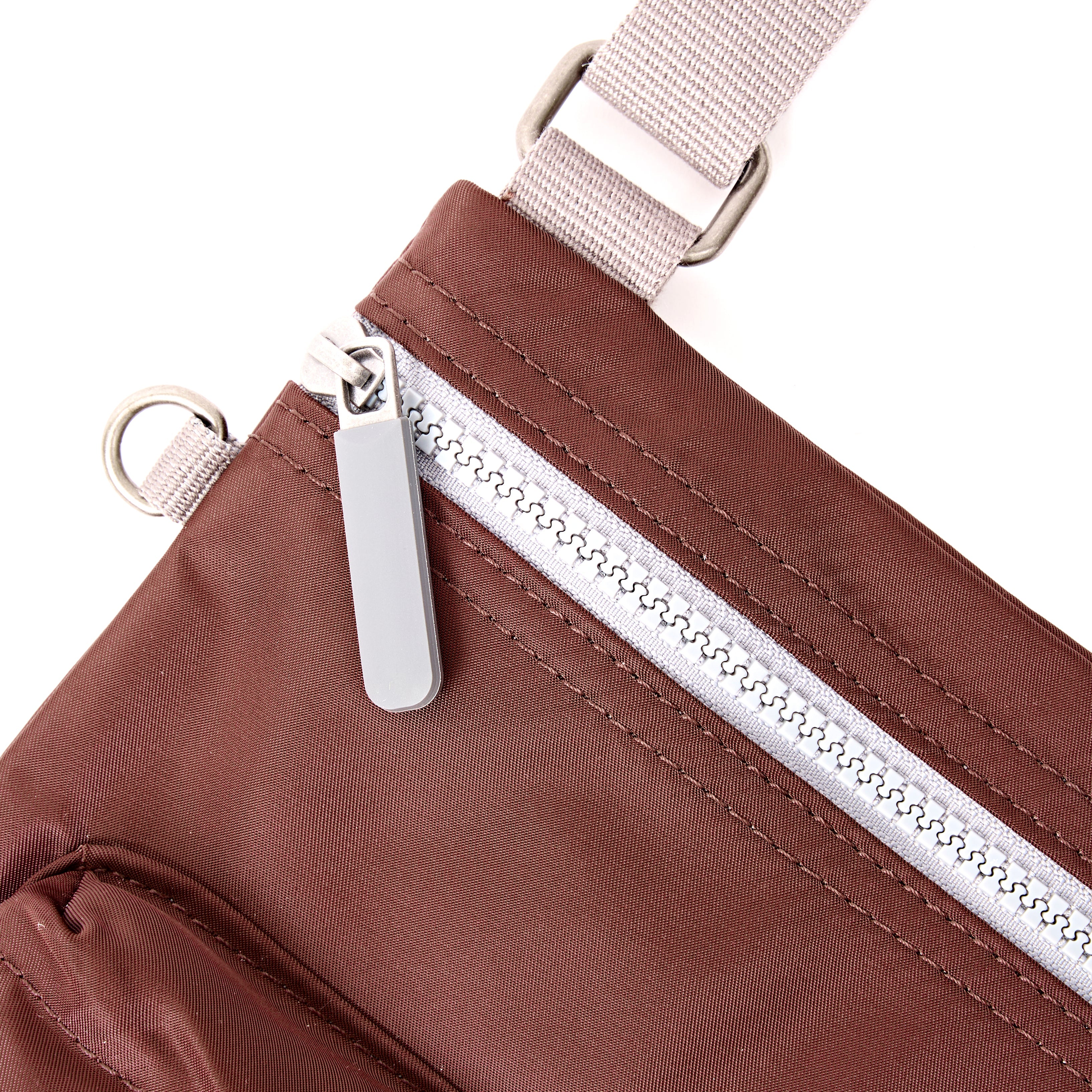 ROKA London - Chelsea B M crossbody-väska #Färg_Rocky_Road