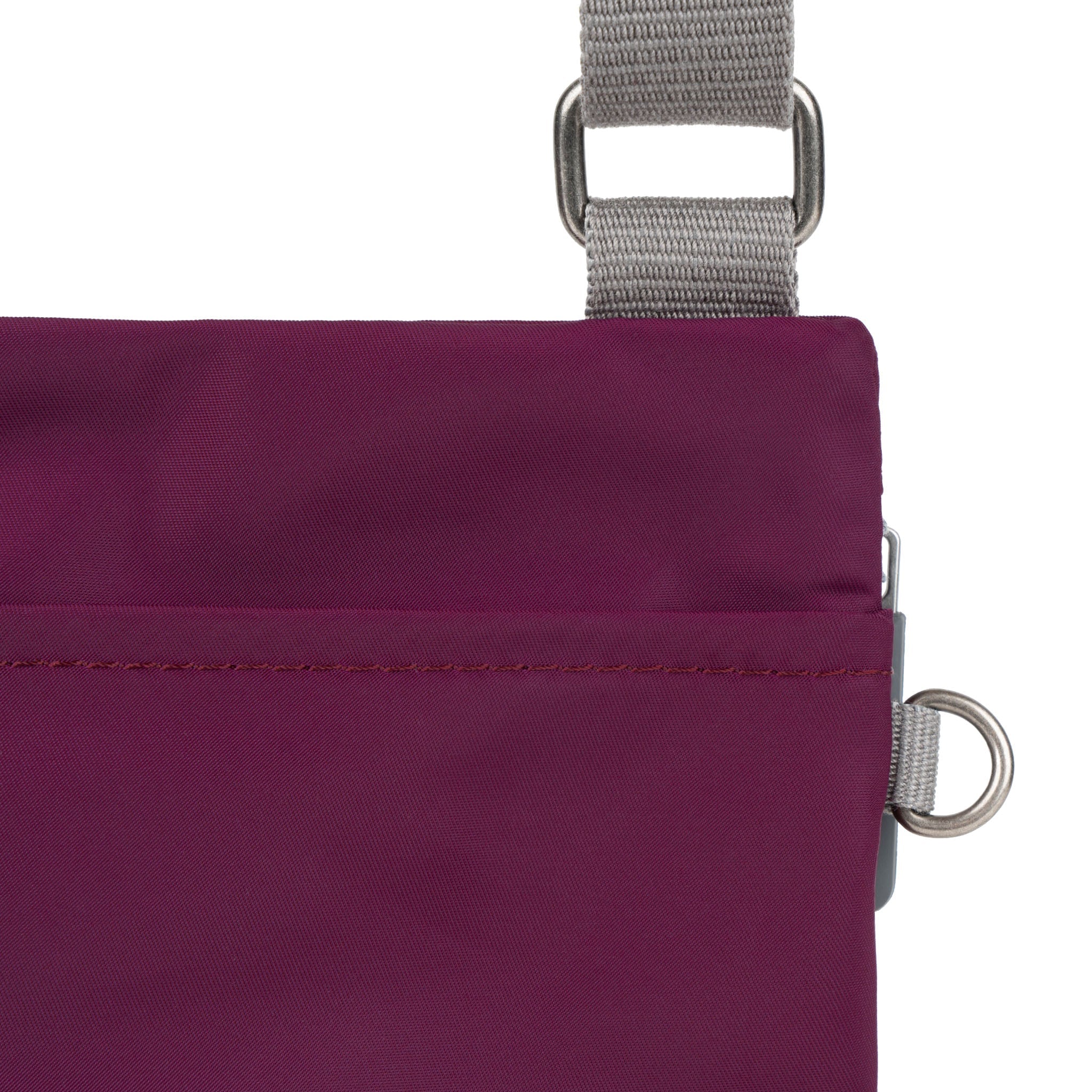 ROKA London - Chelsea B M crossbody-väska #Färg_Royal_Burgundy