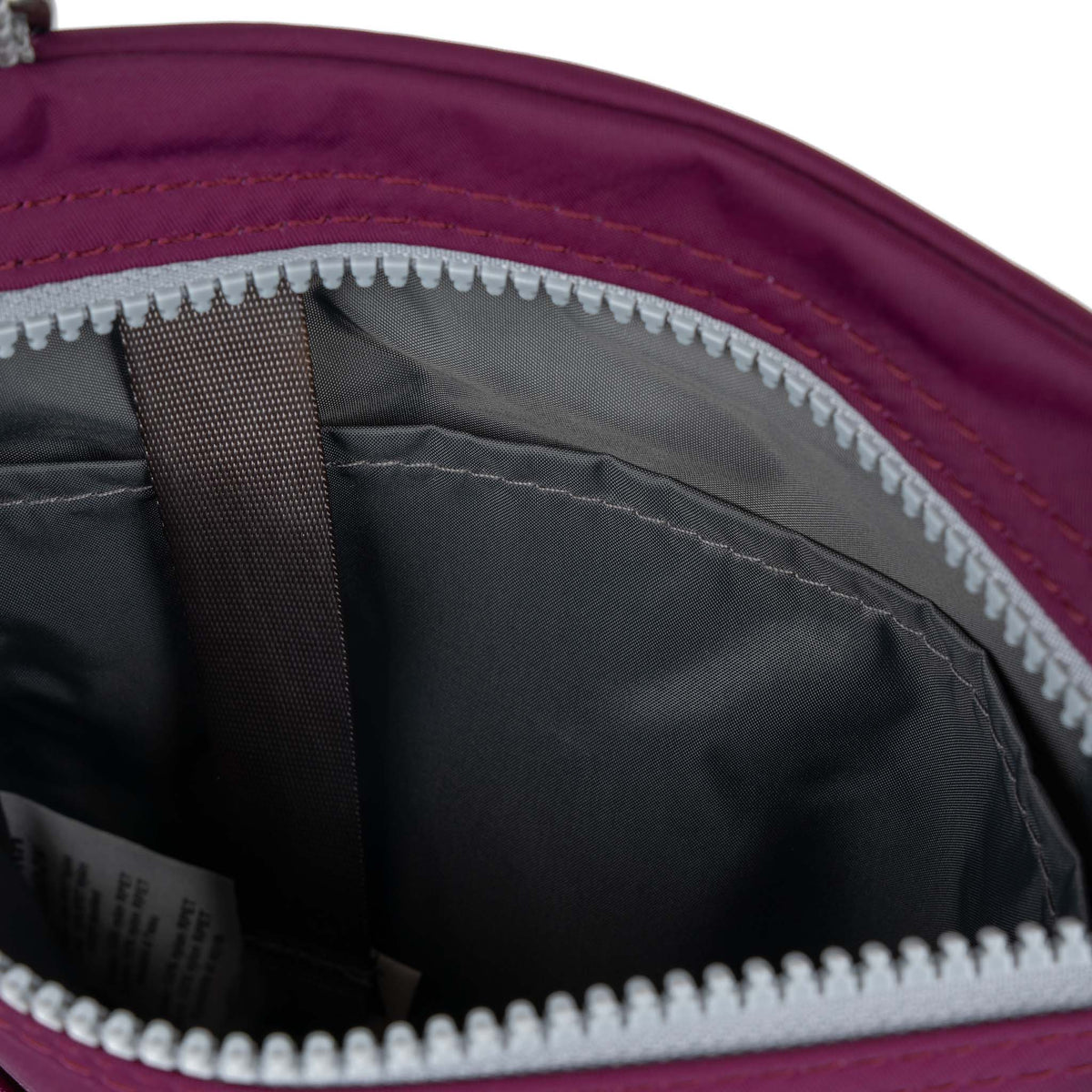 ROKA London - Chelsea B M crossbody-väska #Färg_Royal_Burgundy
