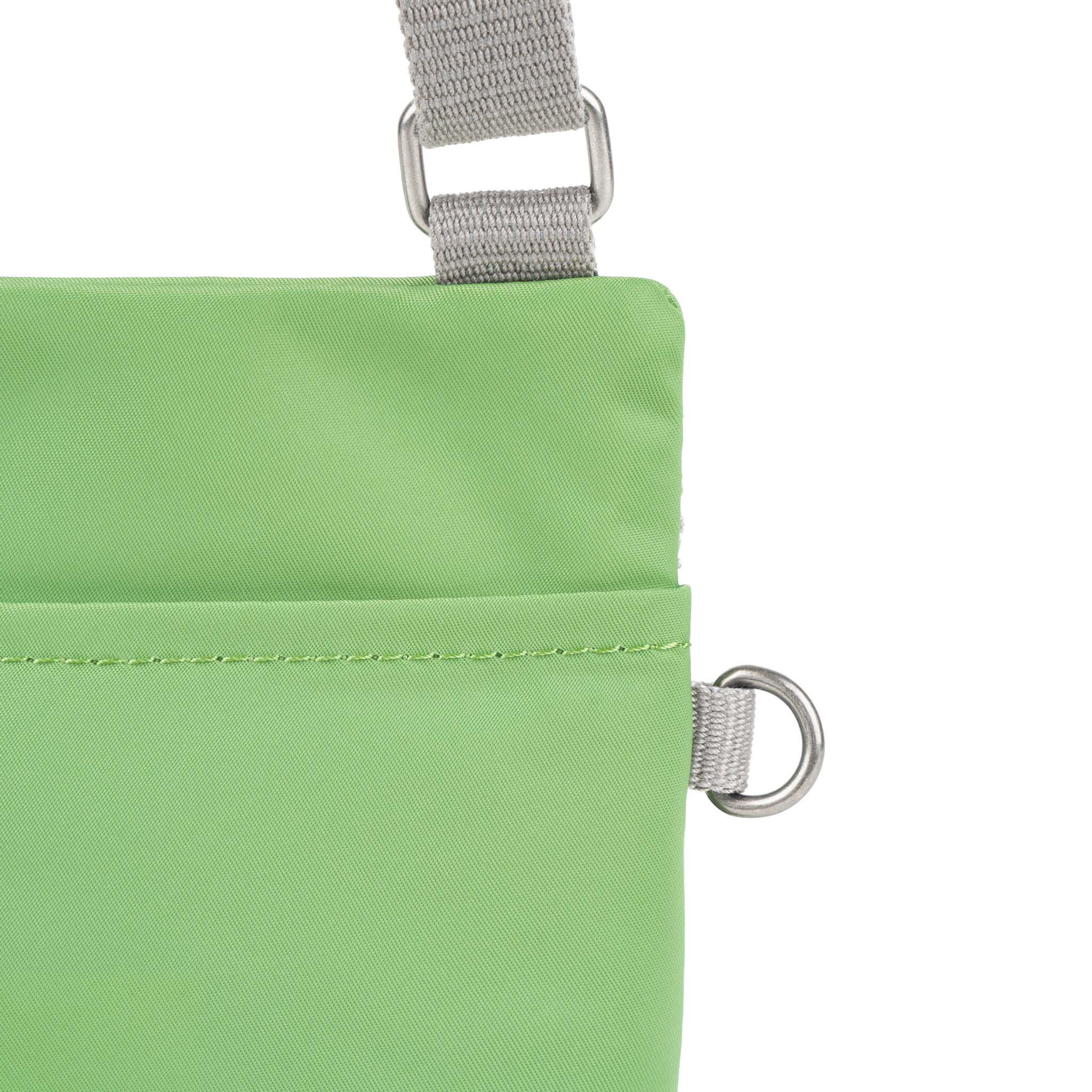 ROKA London - Chelsea XS slingväska med ficka #Färg_Kiwi