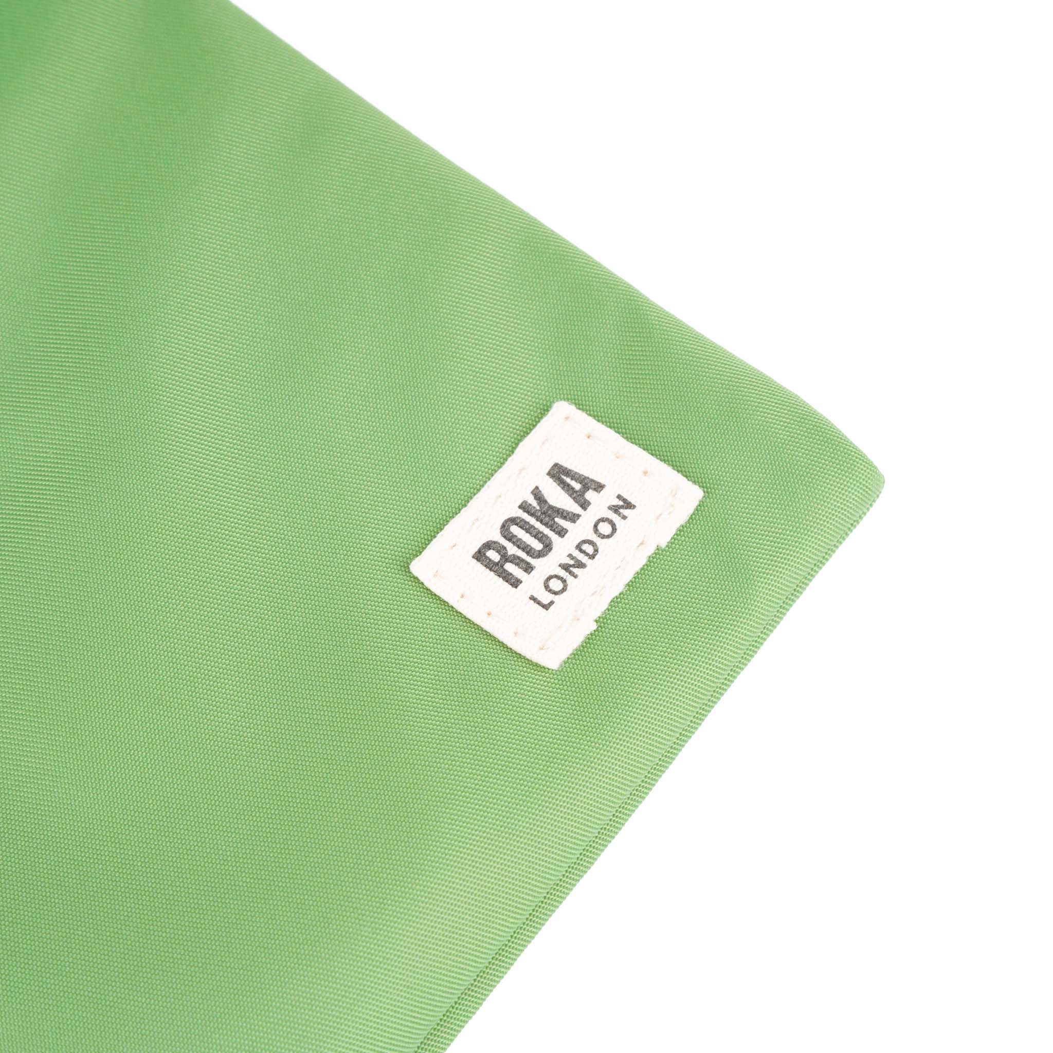 ROKA London - Chelsea XS slingväska med ficka #Färg_Kiwi