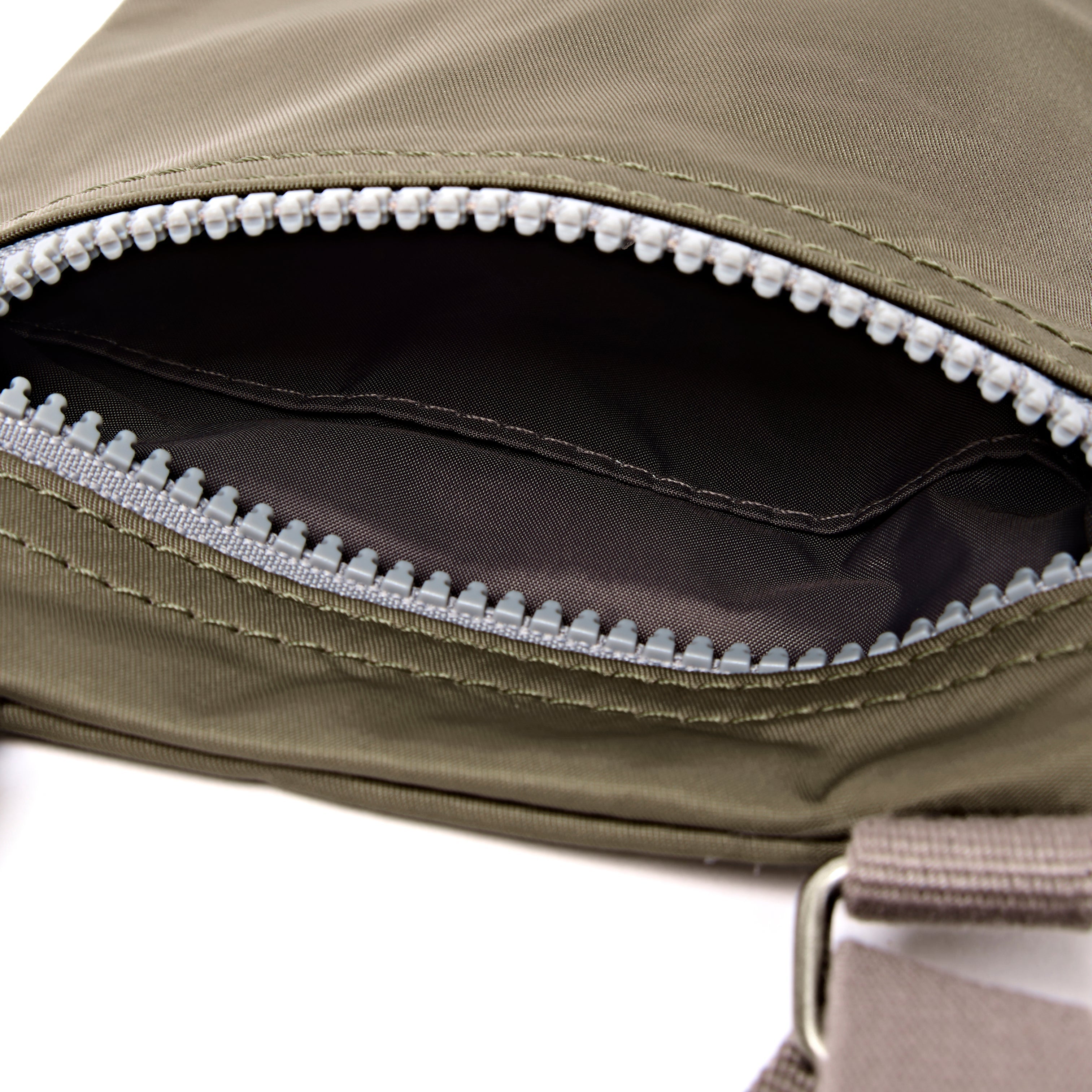 ROKA London - Chelsea XS slingväska med ficka #Färg_Army