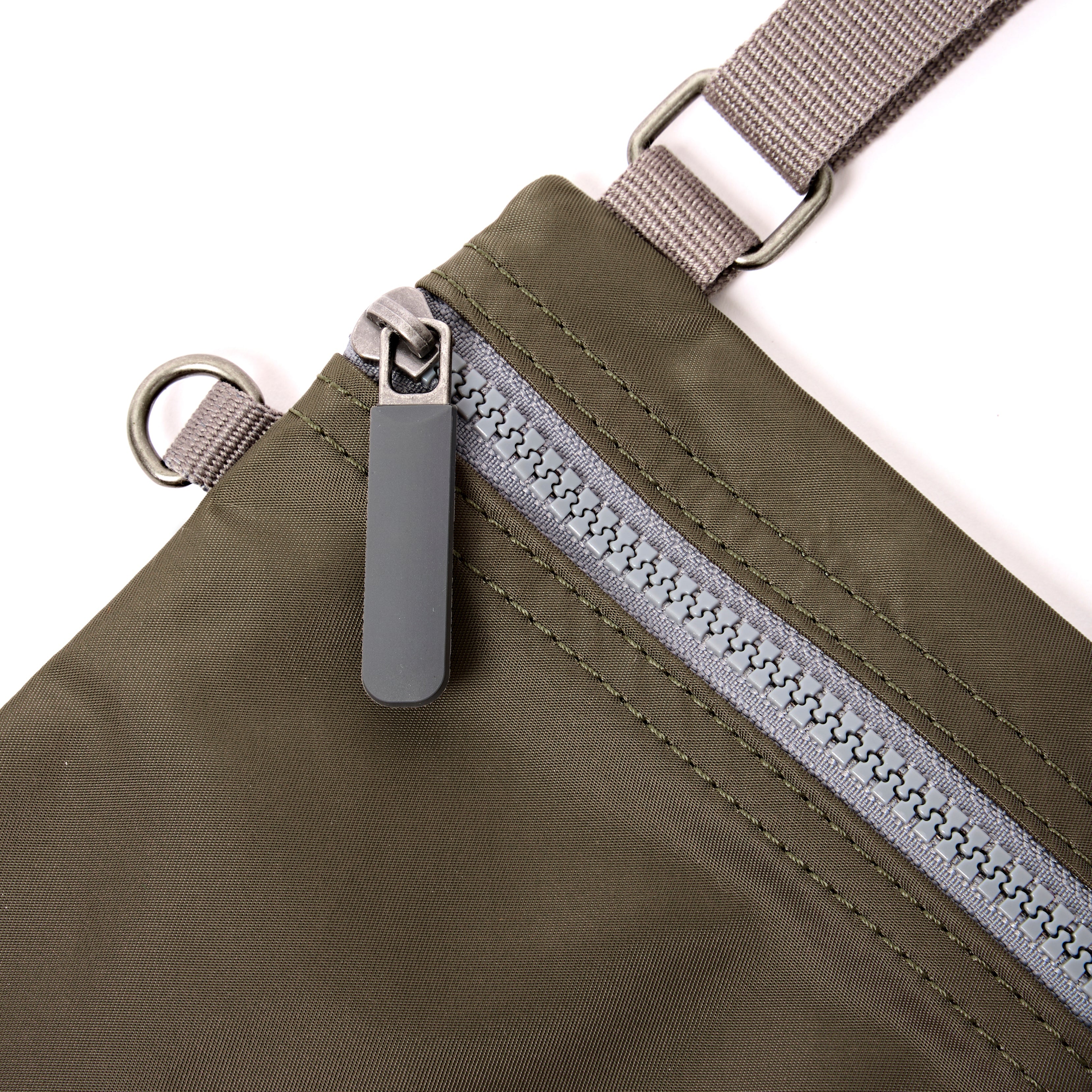 ROKA London - Chelsea XS slingväska med ficka #Färg_Army