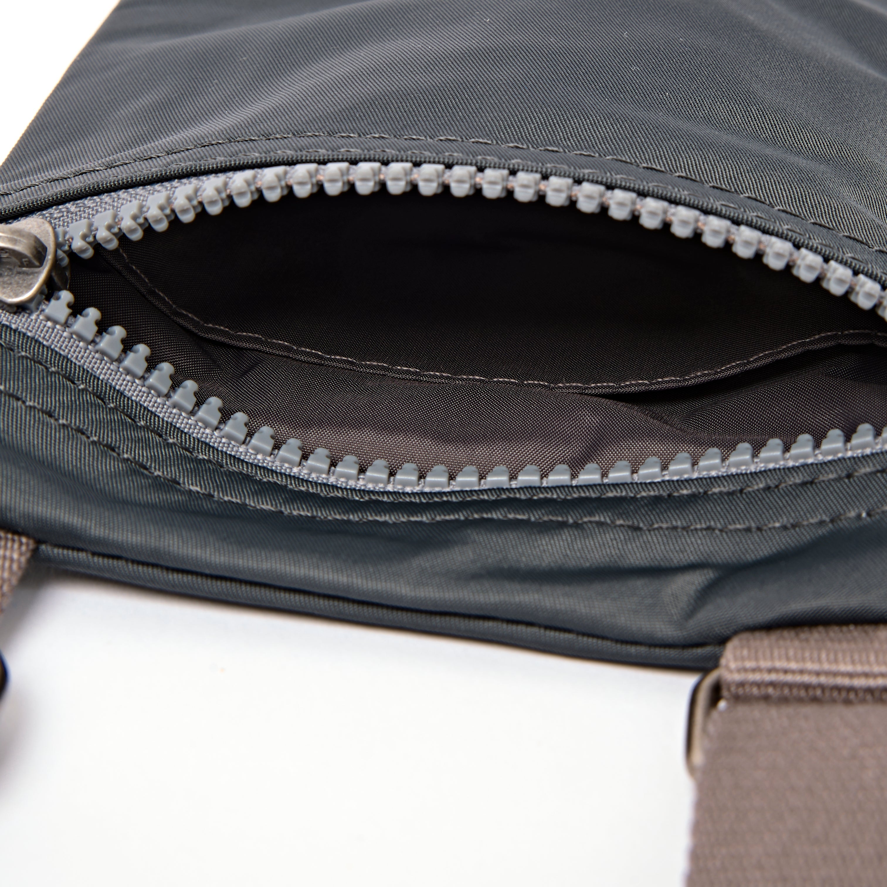 ROKA London - Chelsea XS slingväska med ficka #Färg_Beluga