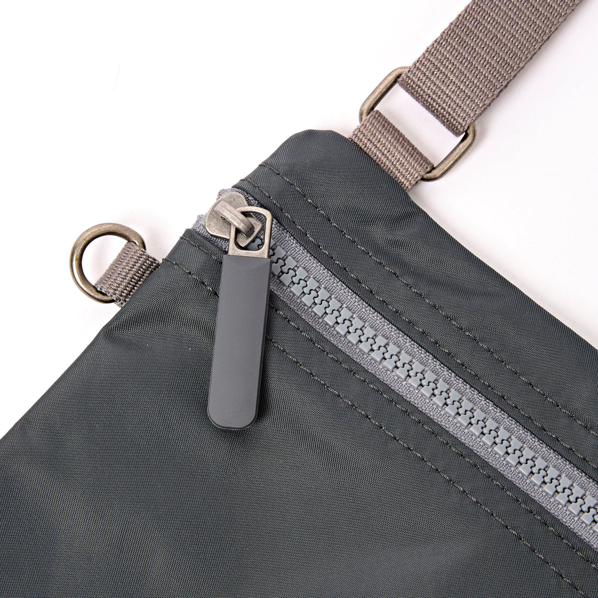 ROKA London - Chelsea XS slingväska med ficka #Färg_Beluga