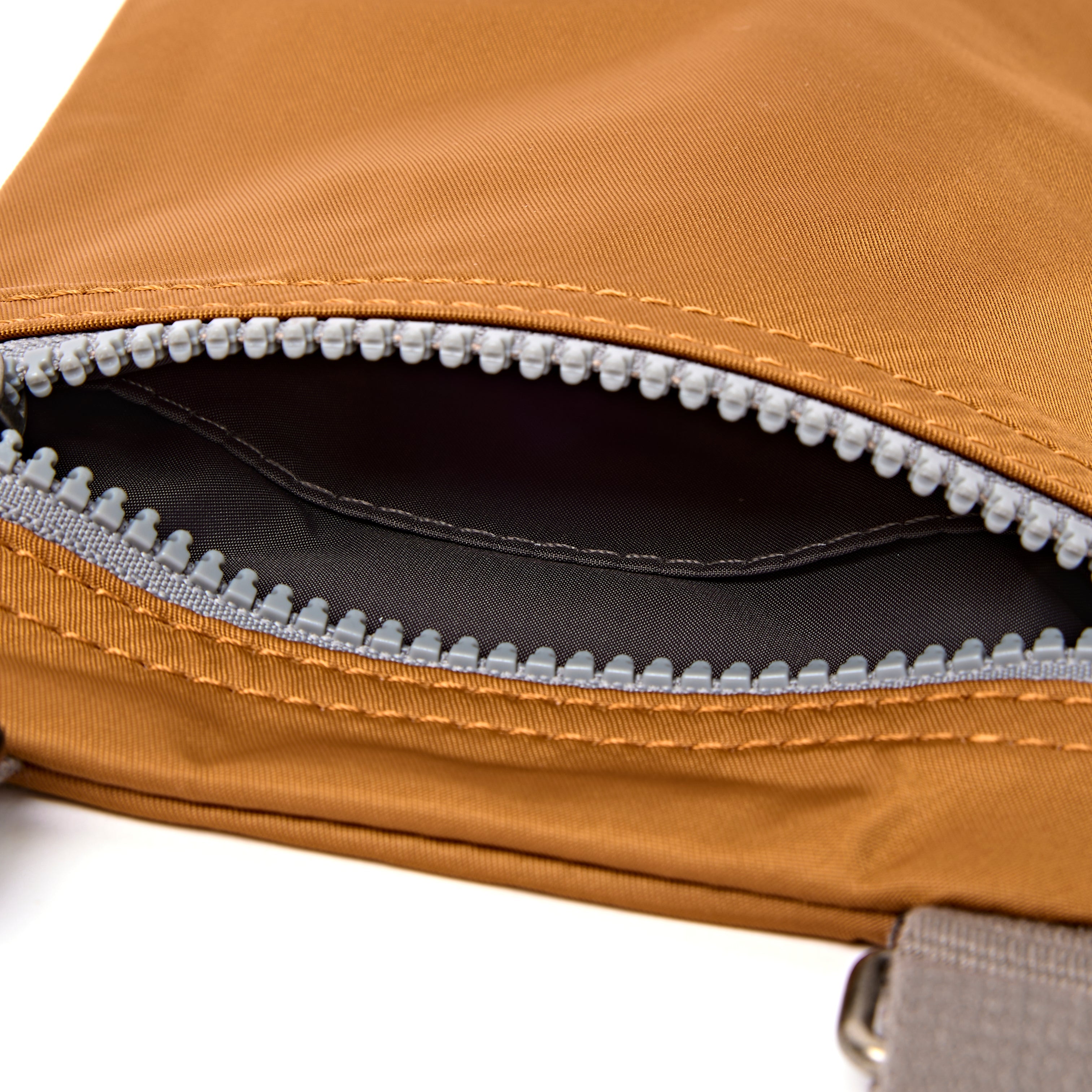 ROKA London - Chelsea XS slingväska med ficka #Färg_Biscuit