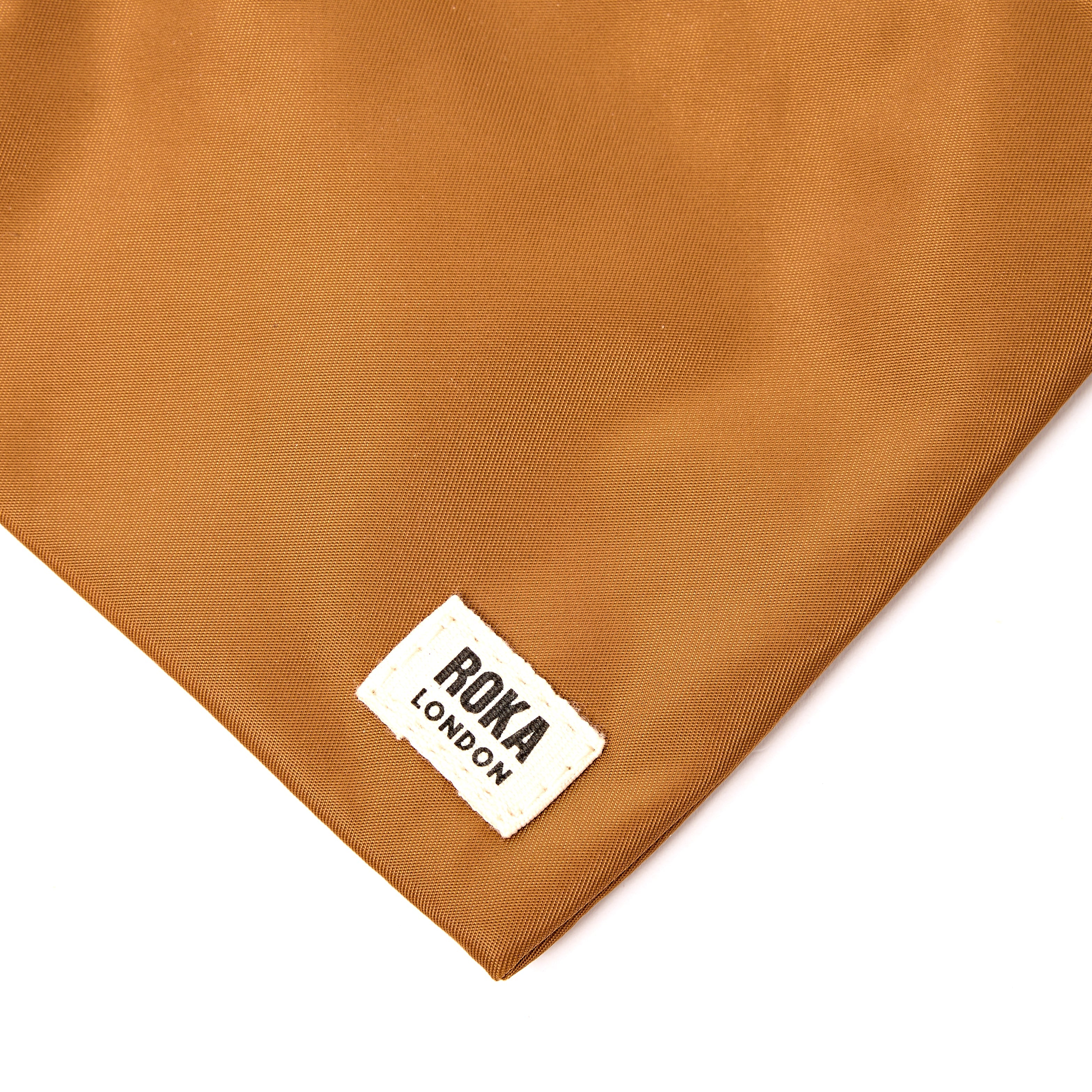 ROKA London - Chelsea XS slingväska med ficka #Färg_Biscuit