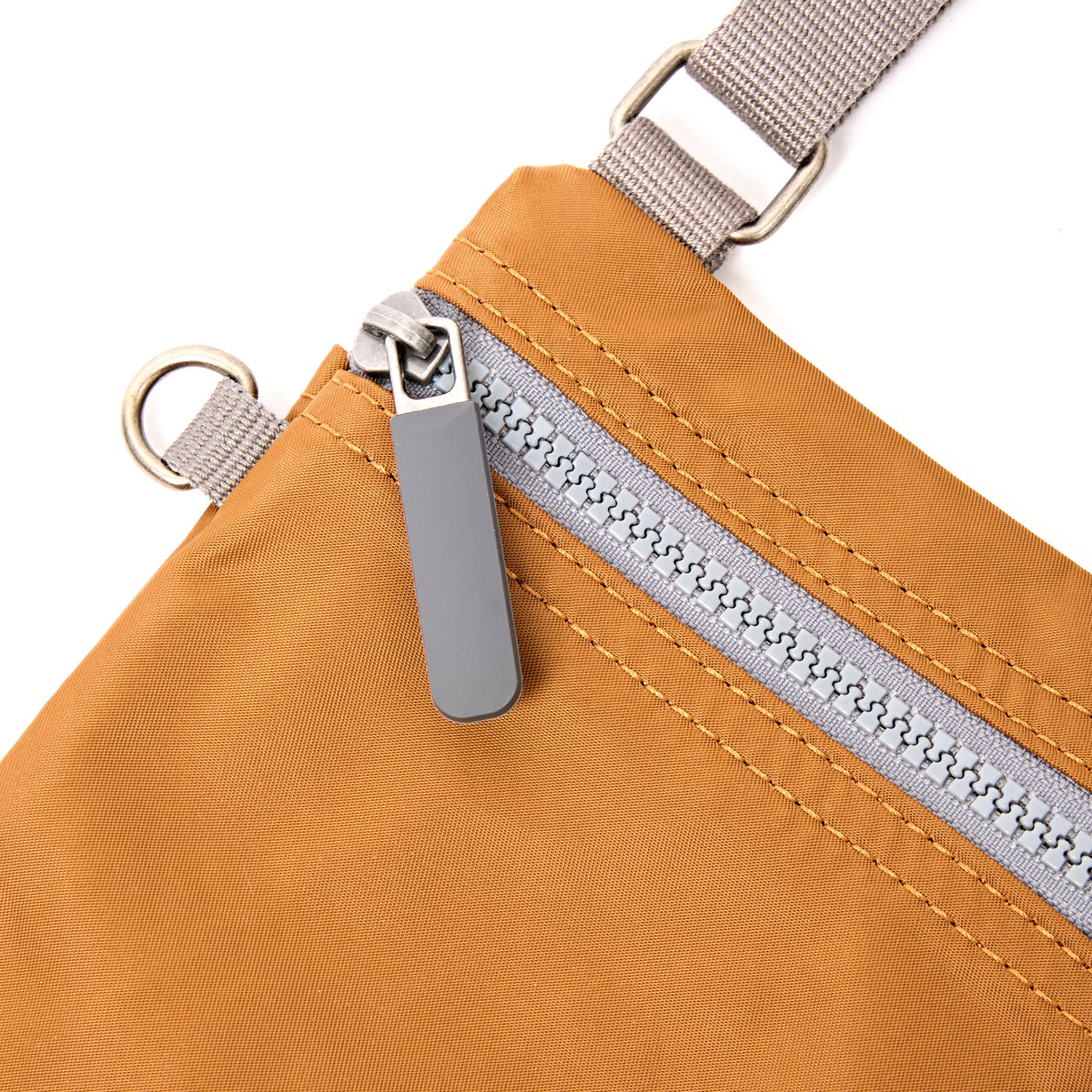ROKA London - Chelsea XS slingväska med ficka #Färg_Biscuit