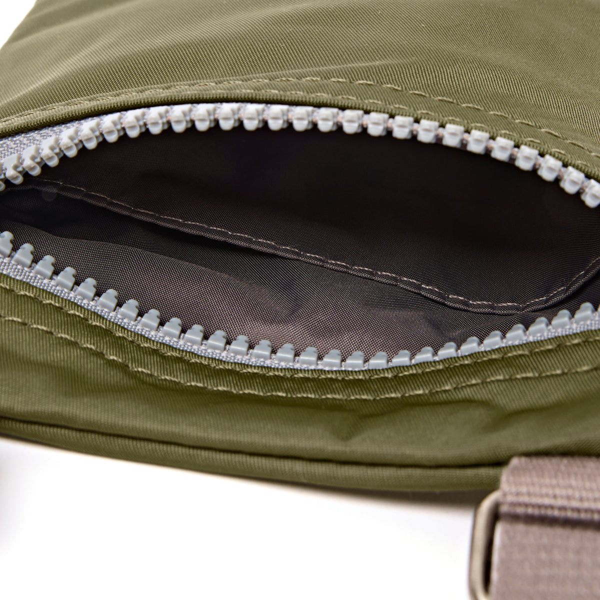 ROKA London - Chelsea XS slingväska med ficka #Färg_Chive