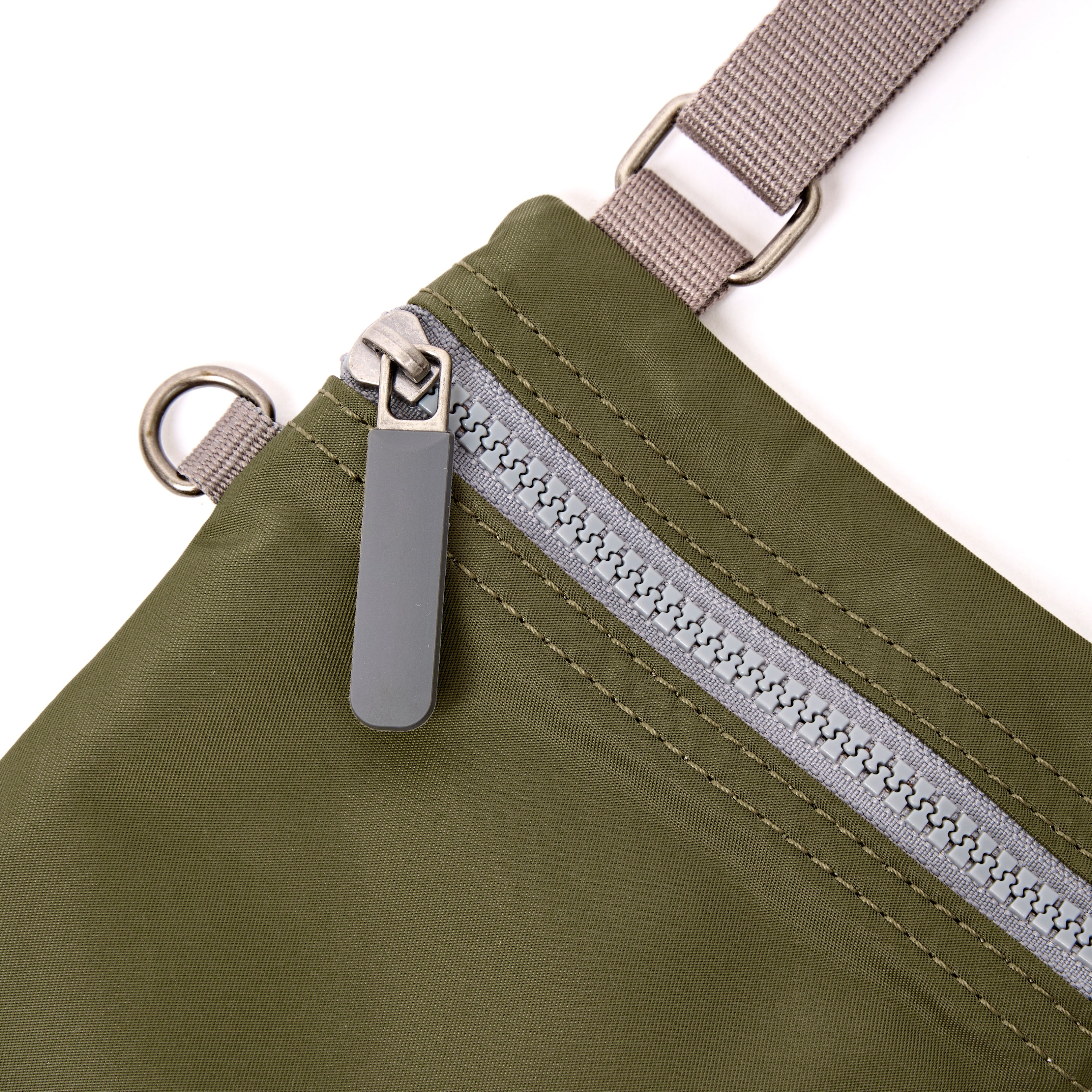 ROKA London - Chelsea XS slingväska med ficka #Färg_Chive