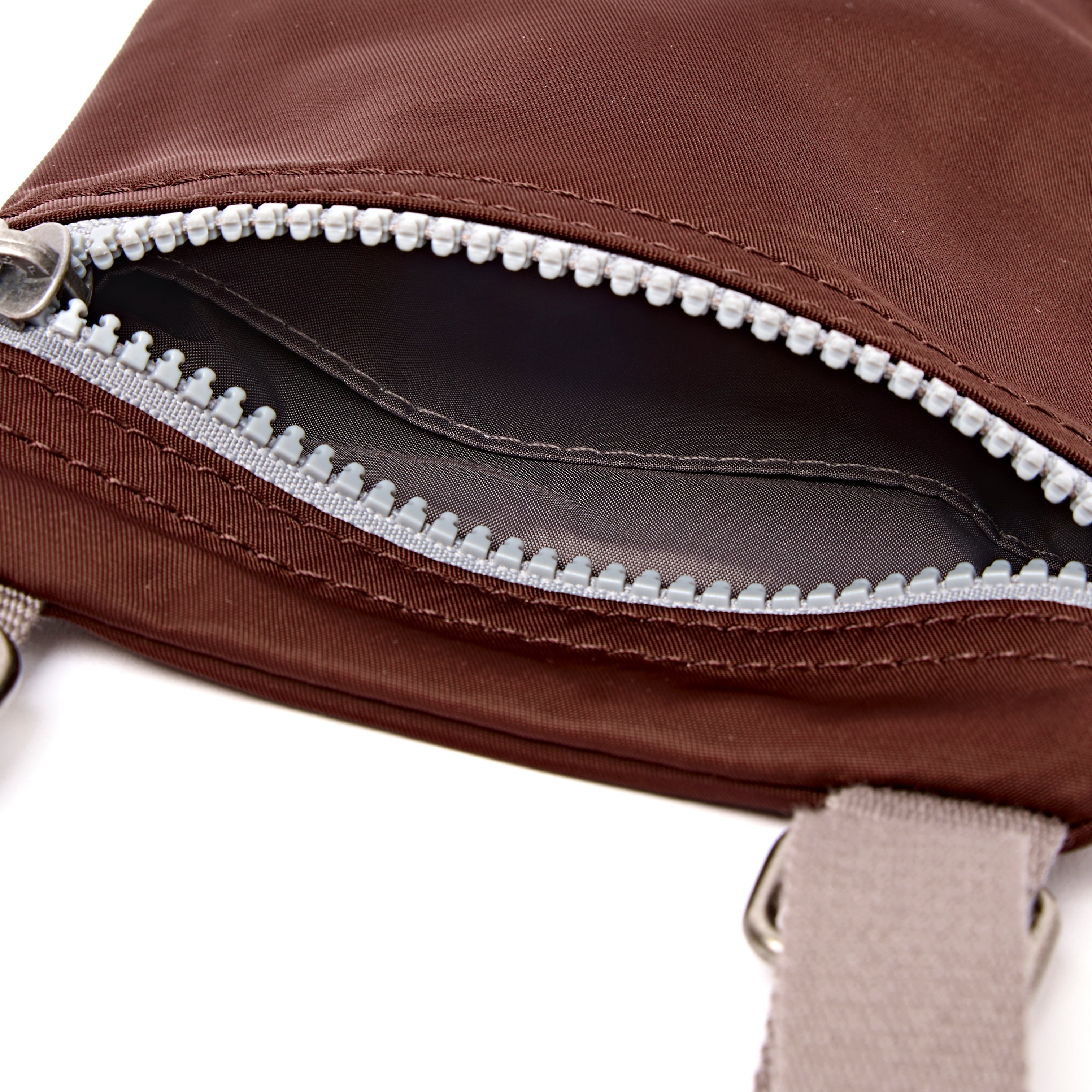 ROKA London - Chelsea XS slingväska med ficka #Färg_Rocky_Road