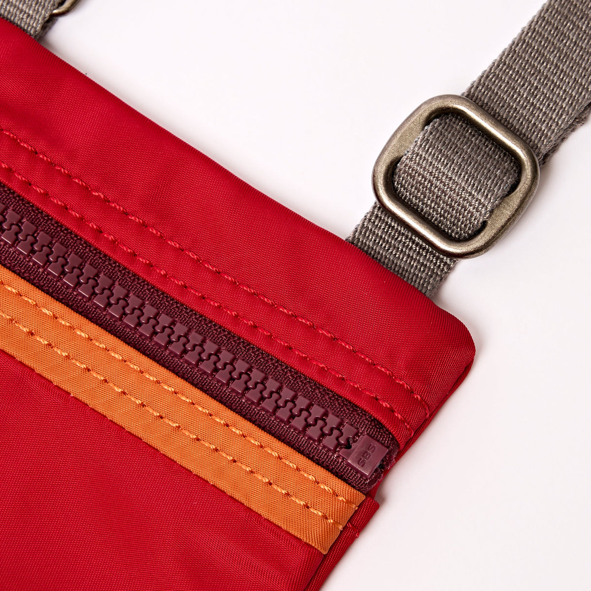 ROKA London - Chelsea XS slingväska med ficka #Färg_Cranberry_Stripe
