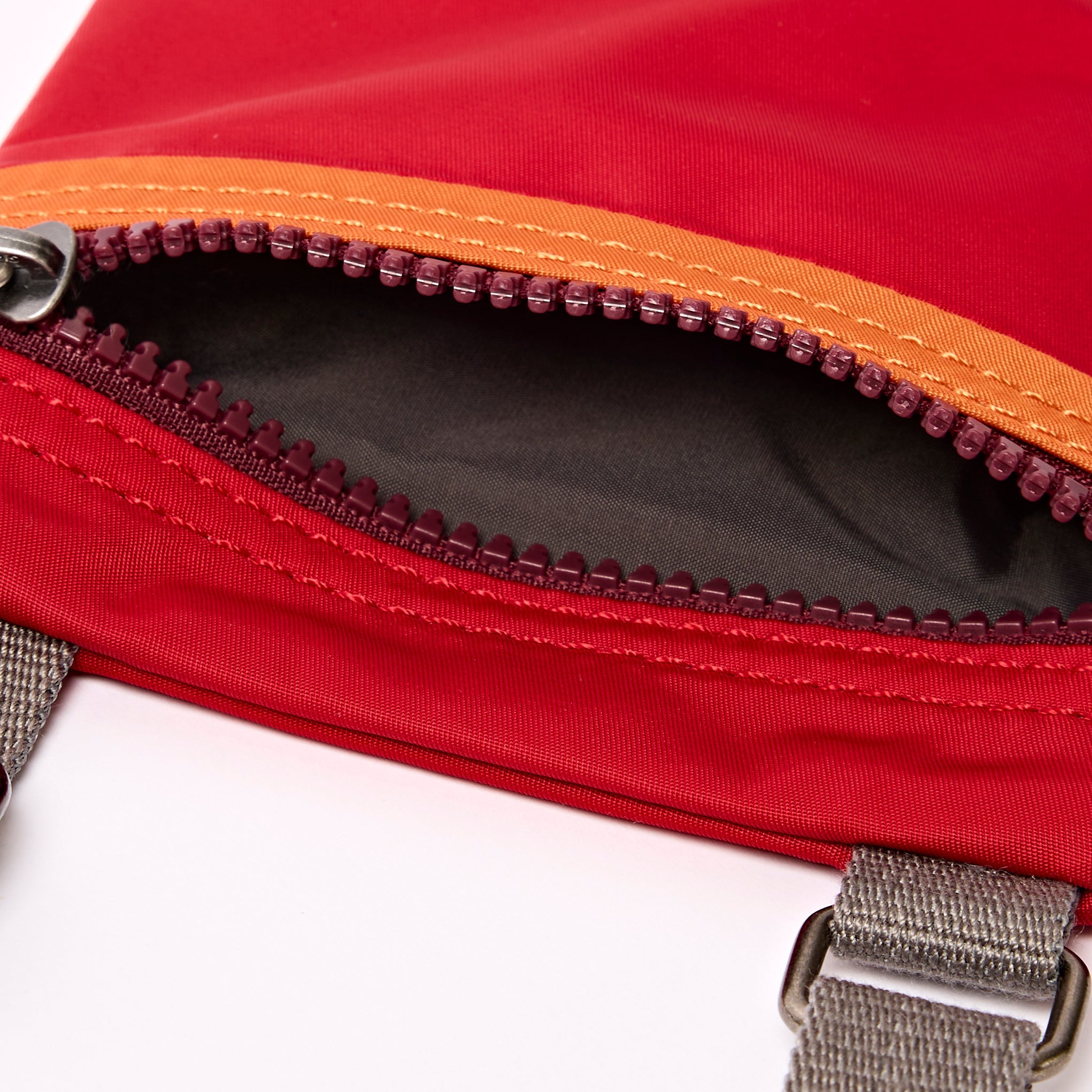 ROKA London - Chelsea XS slingväska med ficka #Färg_Cranberry_Stripe