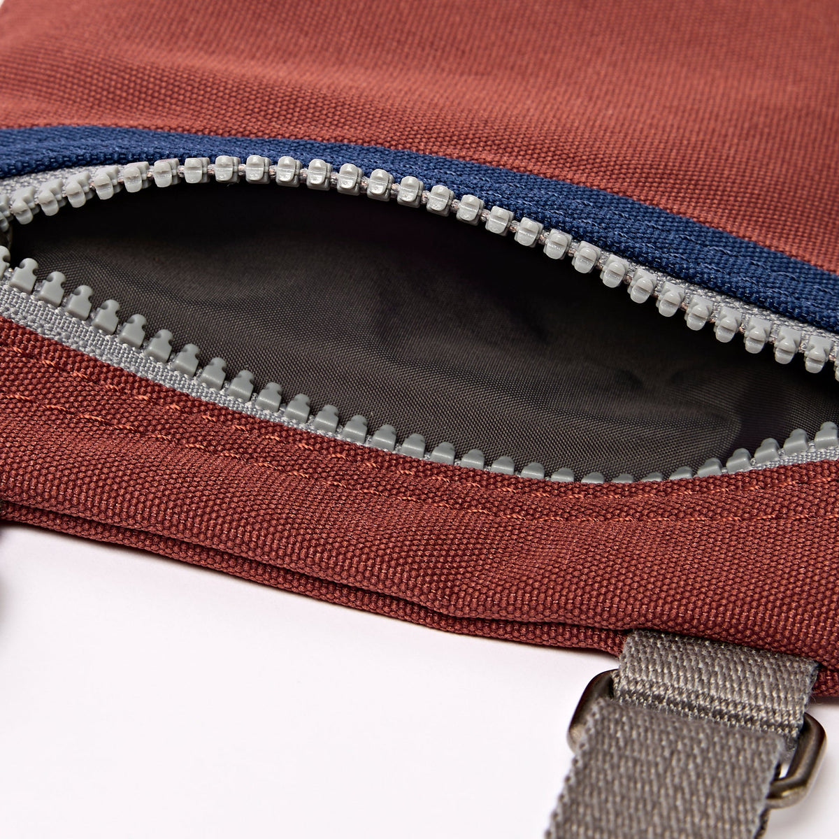 ROKA London - Chelsea XS slingväska med ficka #Färg_Henna_Stripe
