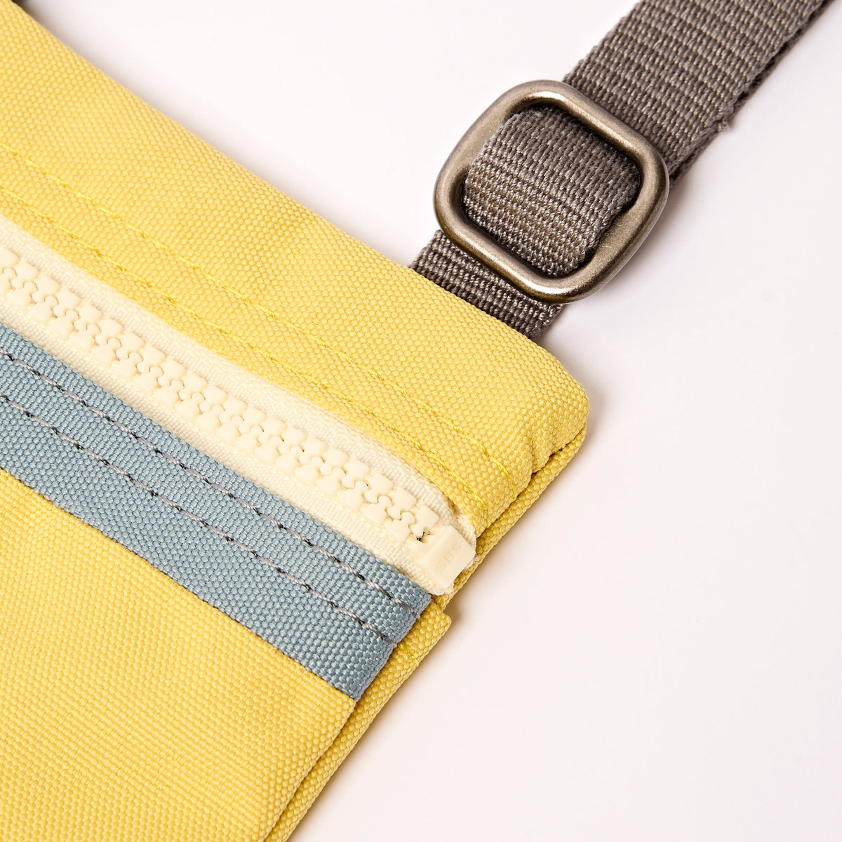 ROKA London - Chelsea XS slingväska med ficka #Färg_Lemonade_Stripe