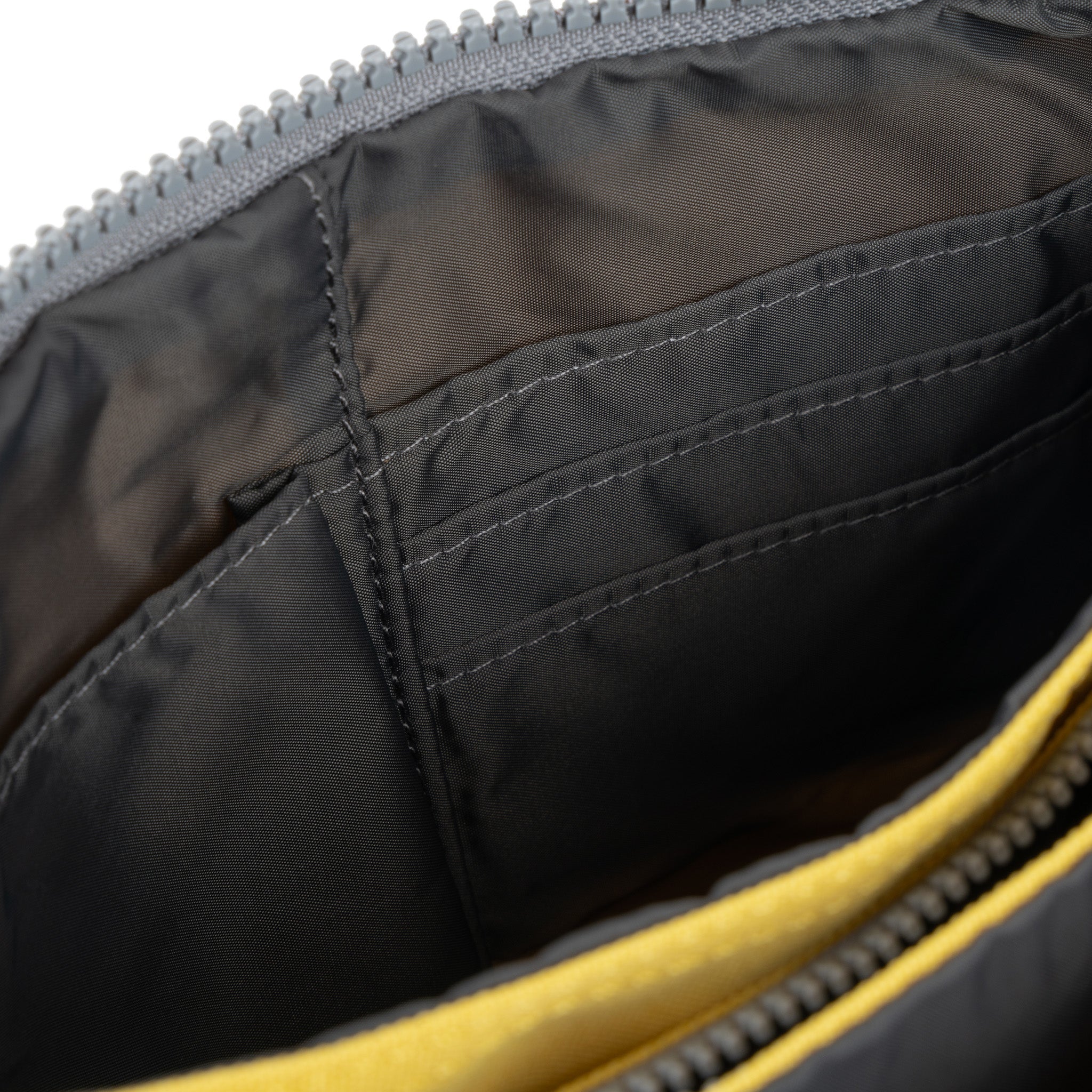 ROKA London - Carnaby XL XL Carnaby crossbody-väska #Färg_Lemonade