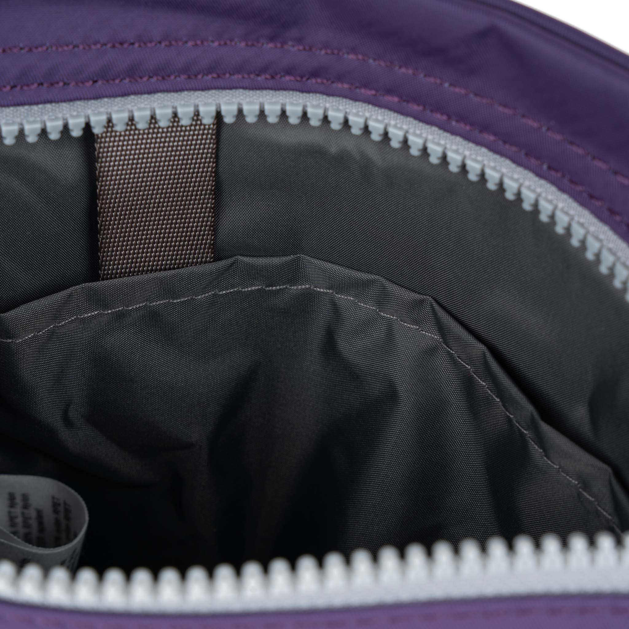 ROKA London - Chelsea B M crossbody-väska #Färg_Majestic_Purple