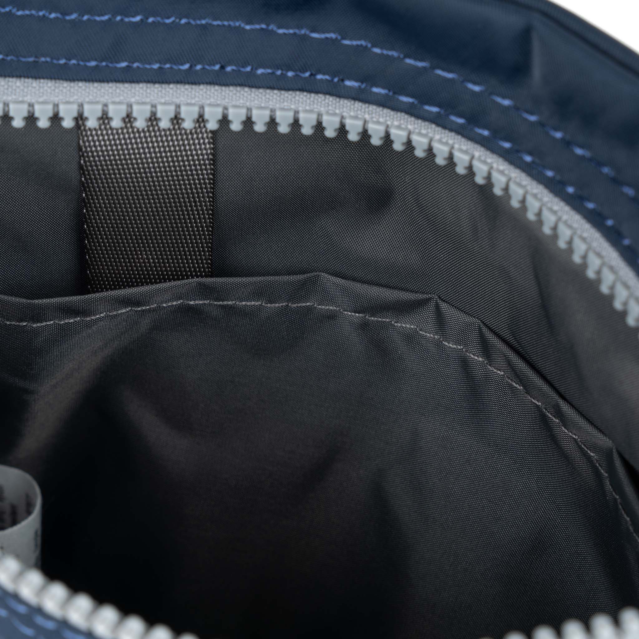 ROKA London - Chelsea B M crossbody-väska #Färg_Midnight