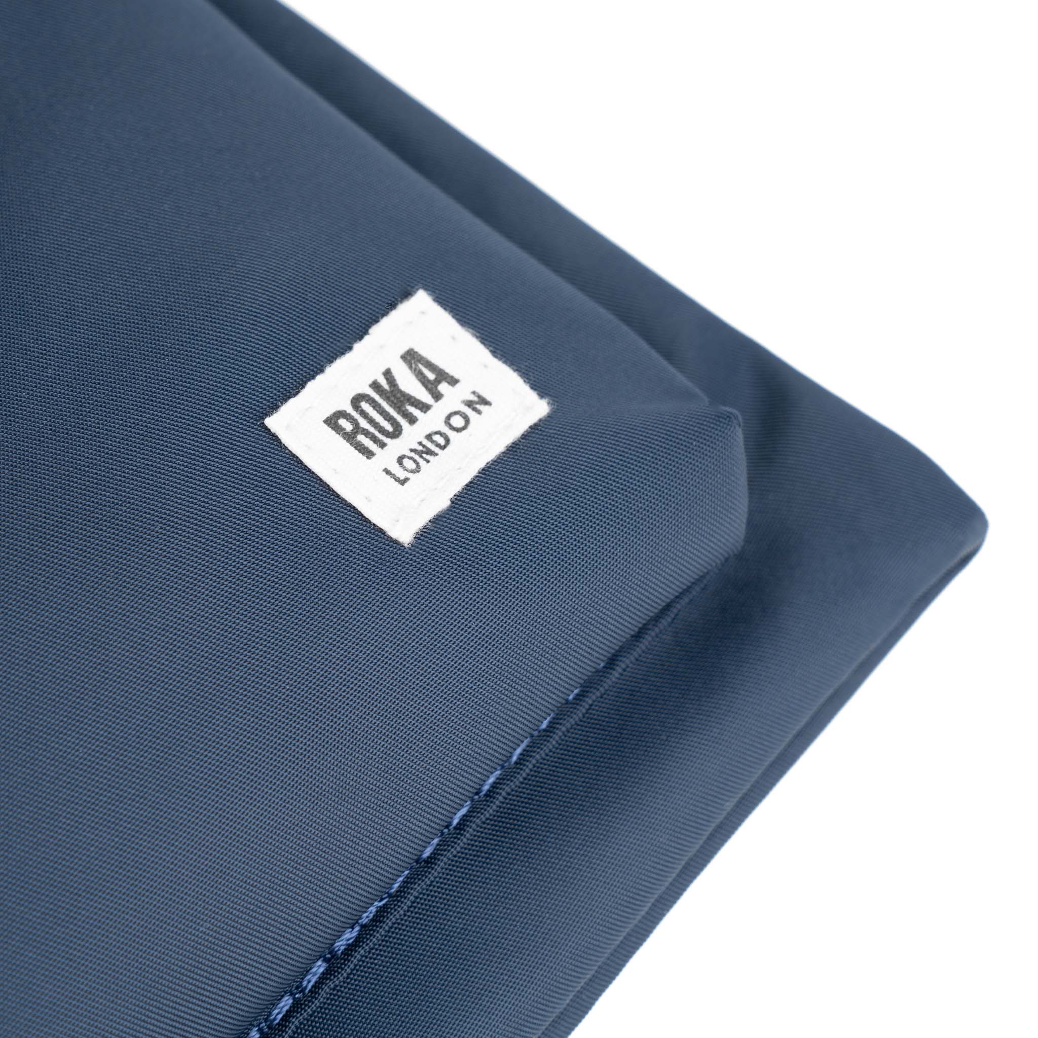 ROKA London - Chelsea B M crossbody-väska #Färg_Midnight