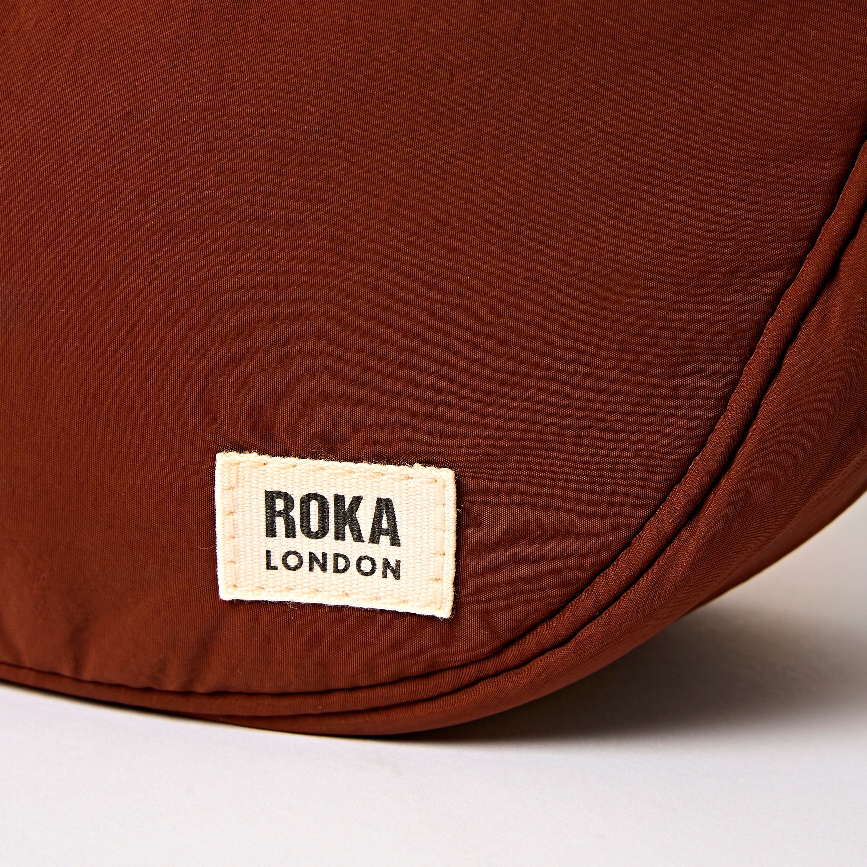 ROKA London - Farringdon S halvmåneväska #Färg_Henna