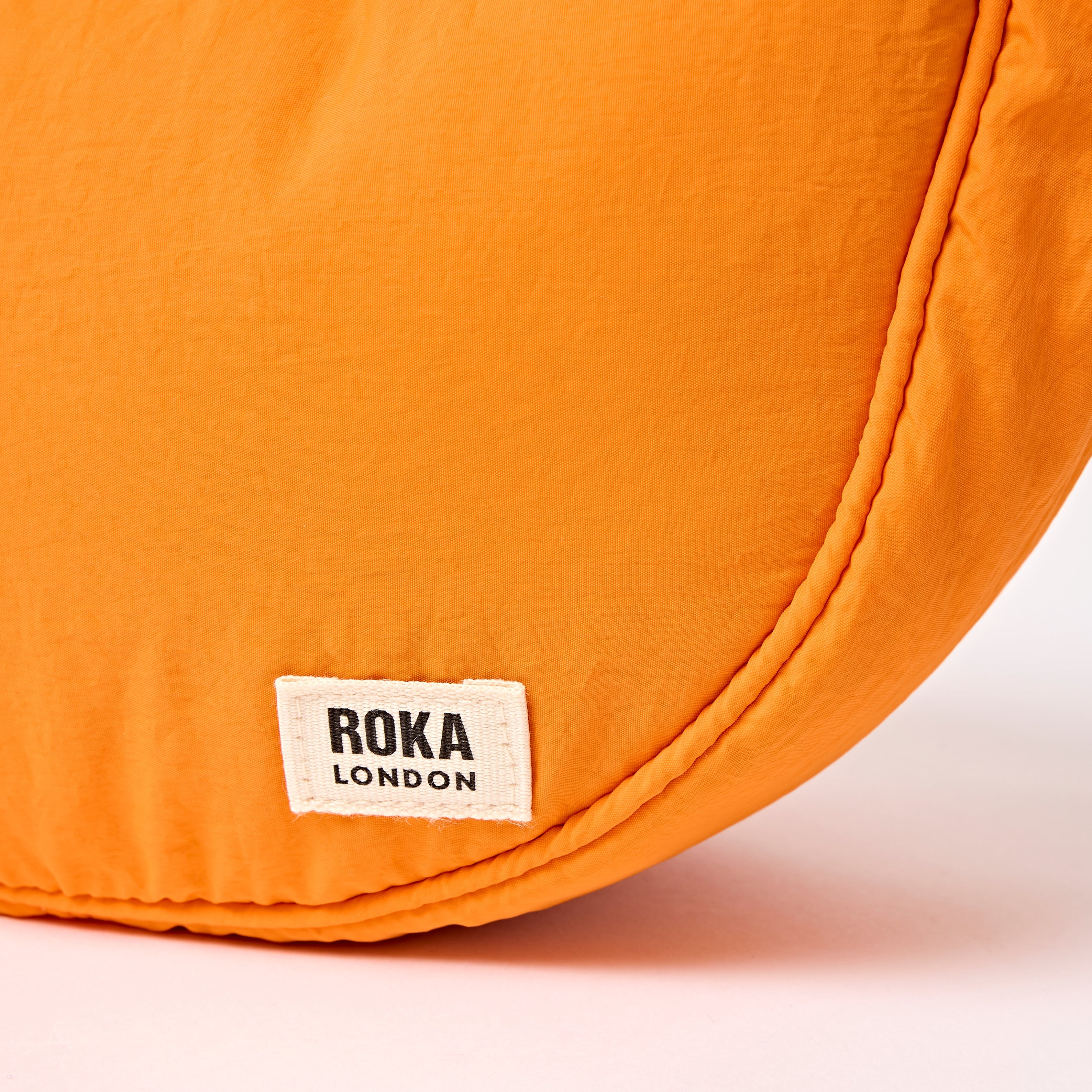 ROKA London - Farringdon S halvmåneväska #Färg_Jaffa_Orange