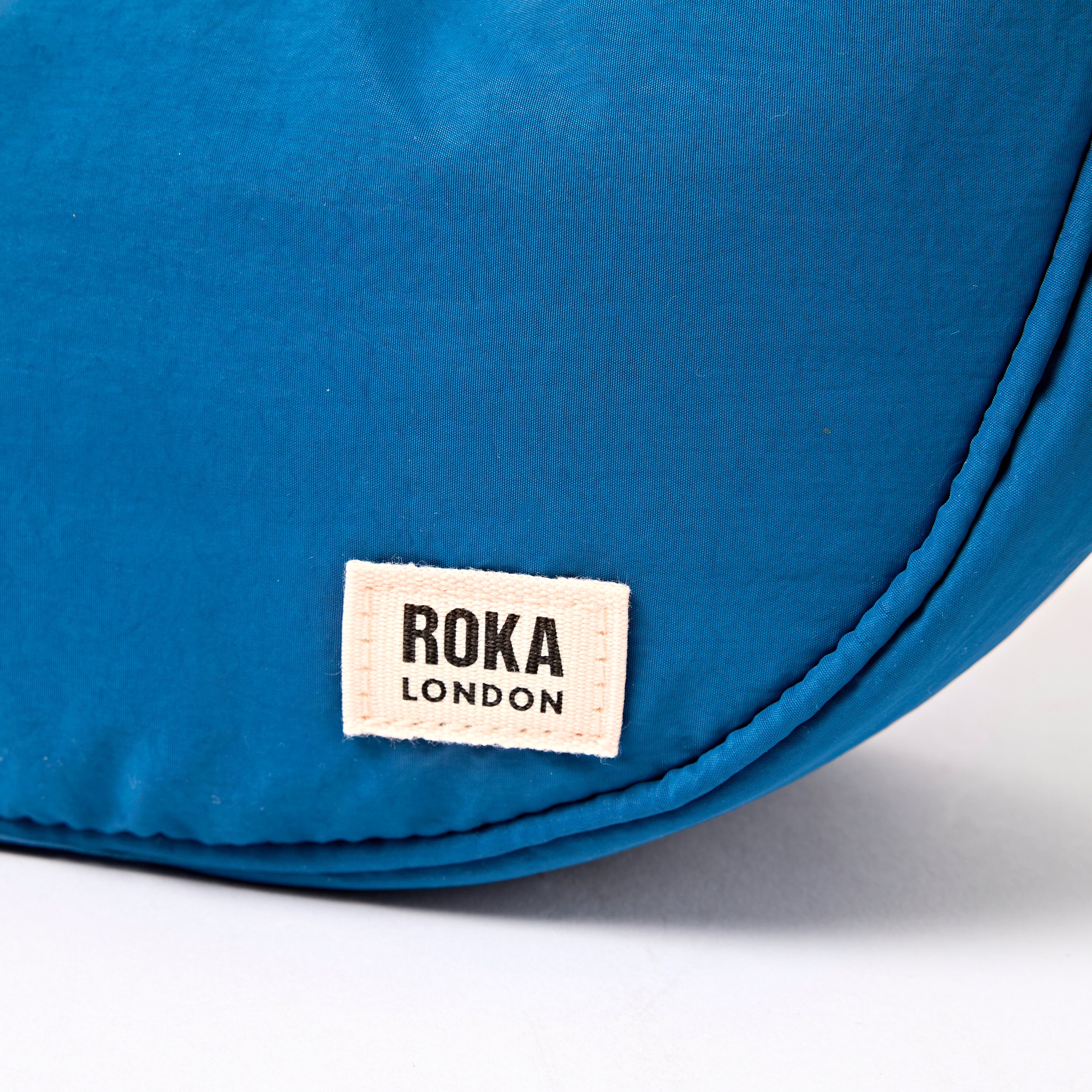 ROKA London - Farringdon S halvmåneväska #Färg_Malibu_Blue