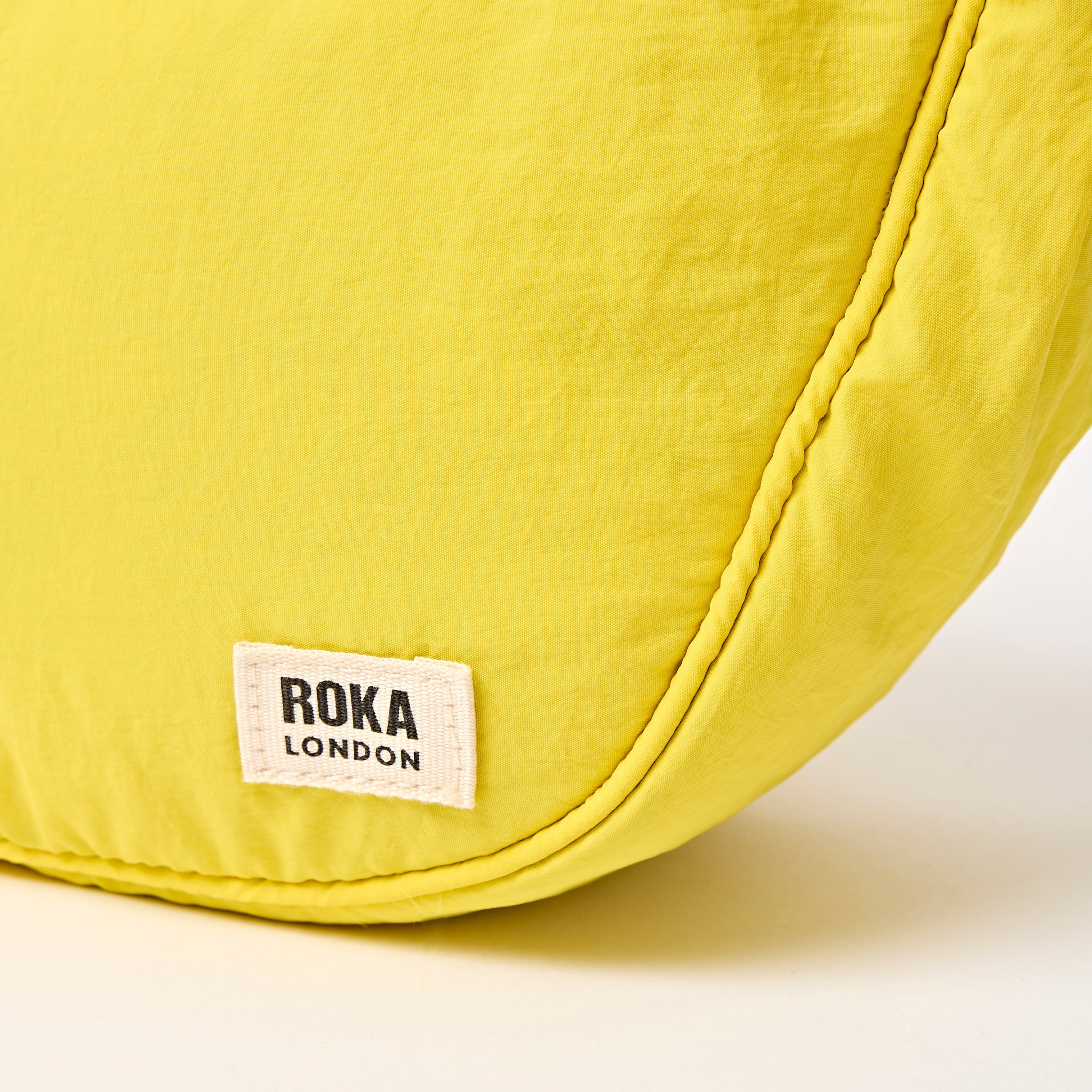 ROKA London - Farringdon S halvmåneväska #Färg_Passion_Fruit