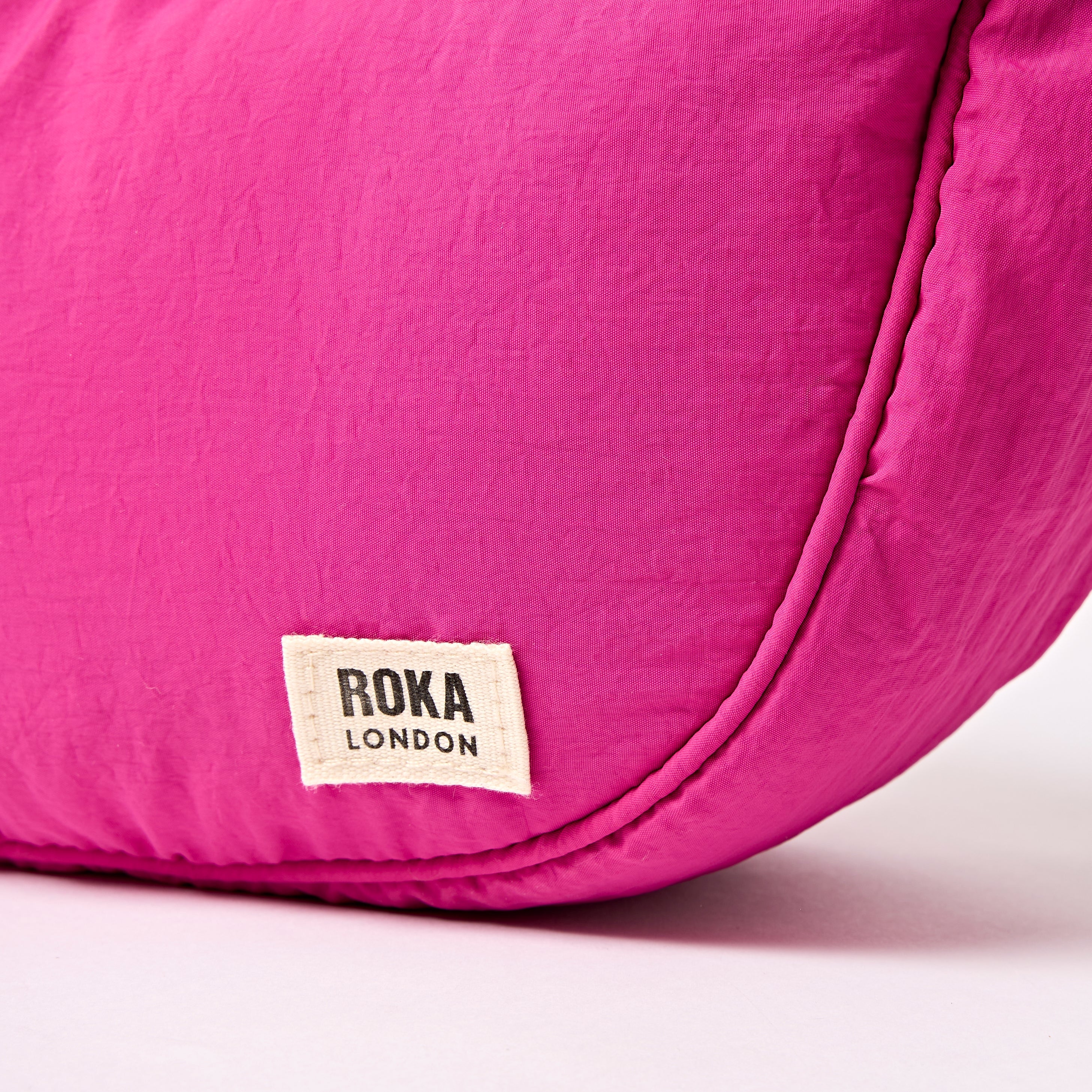 ROKA London - Farringdon S halvmåneväska #Färg_Very_Berry