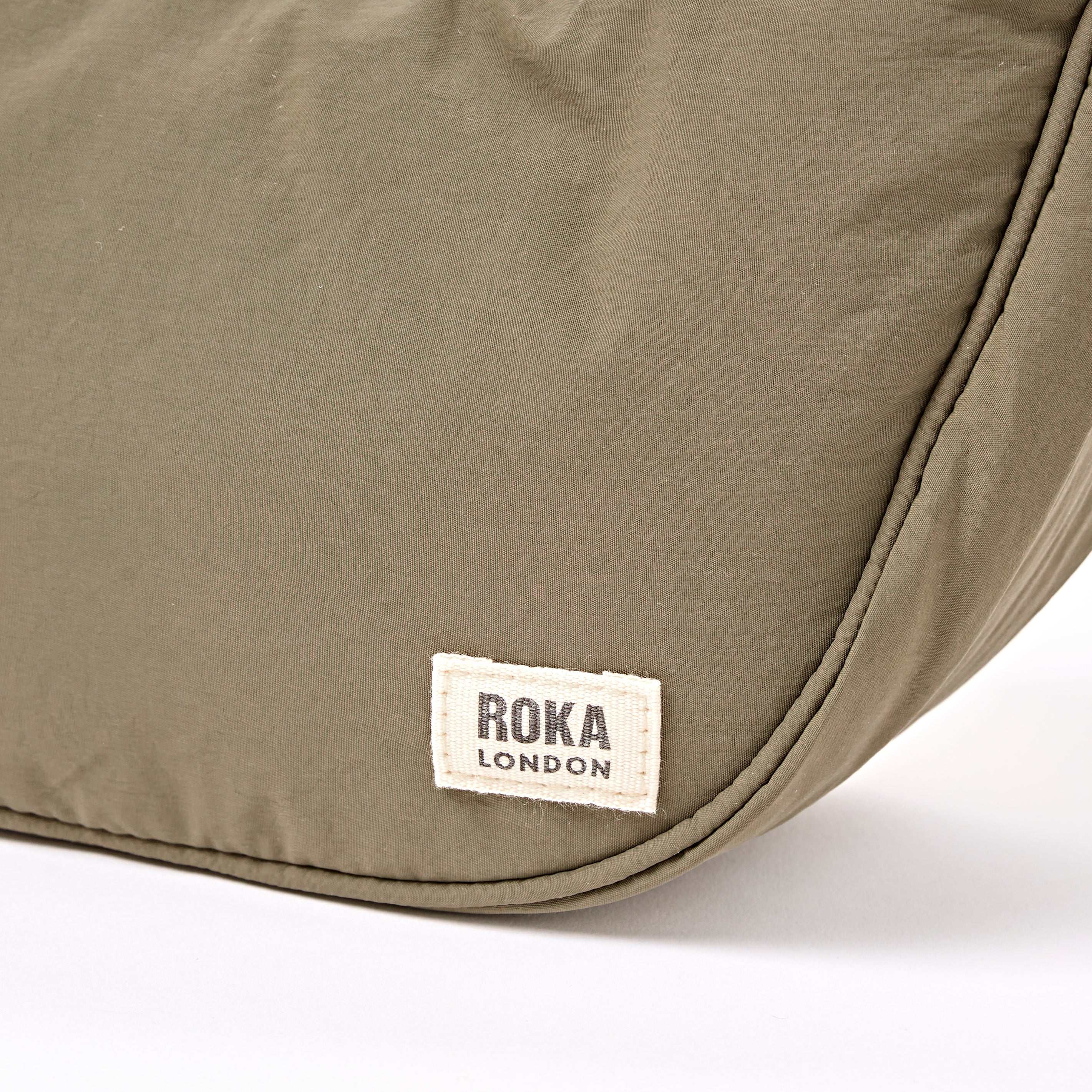 ROKA London - Farringdon S halvmåneväska #Färg_Basil