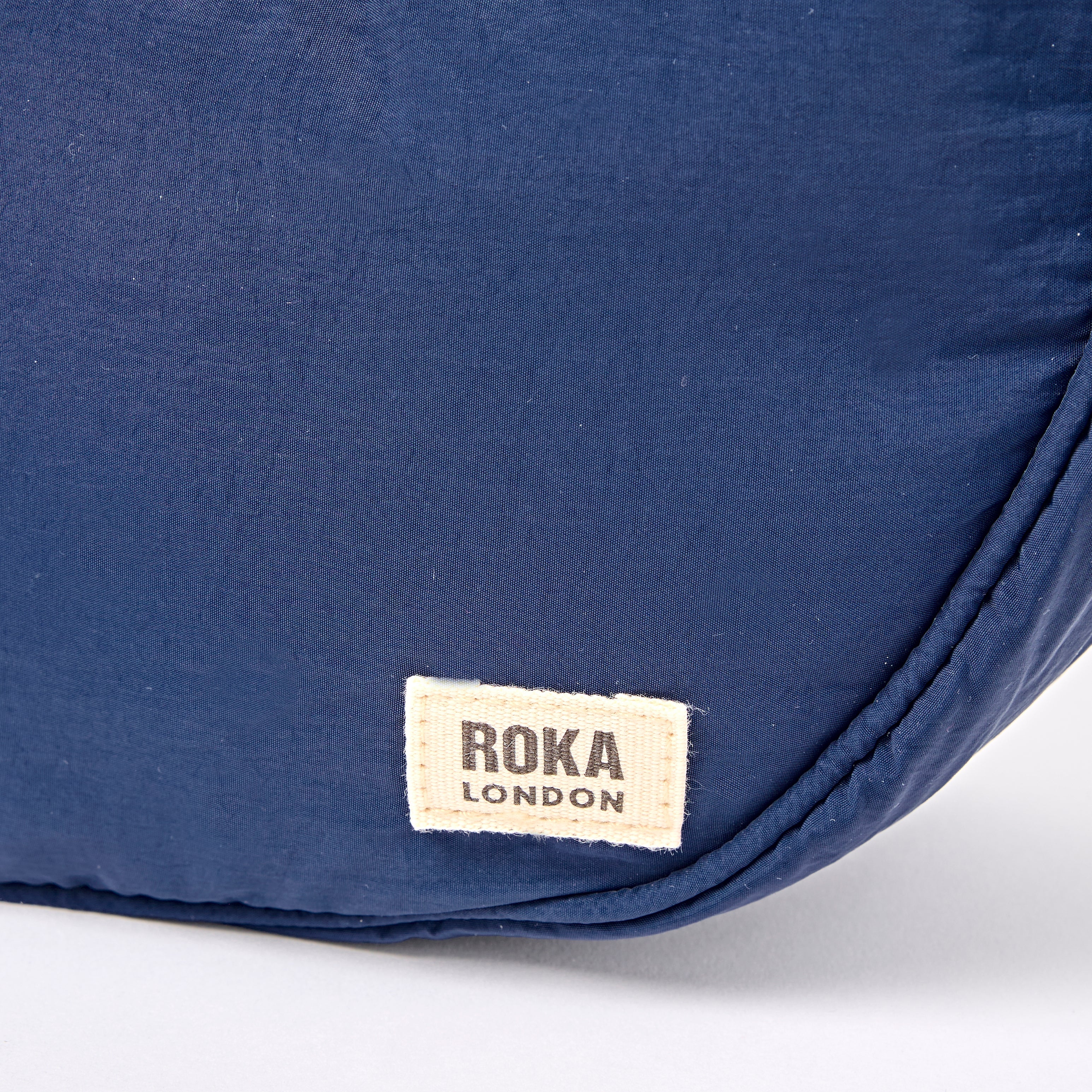 ROKA London - Farringdon S halvmåneväska #Färg_Deep_Cobalt
