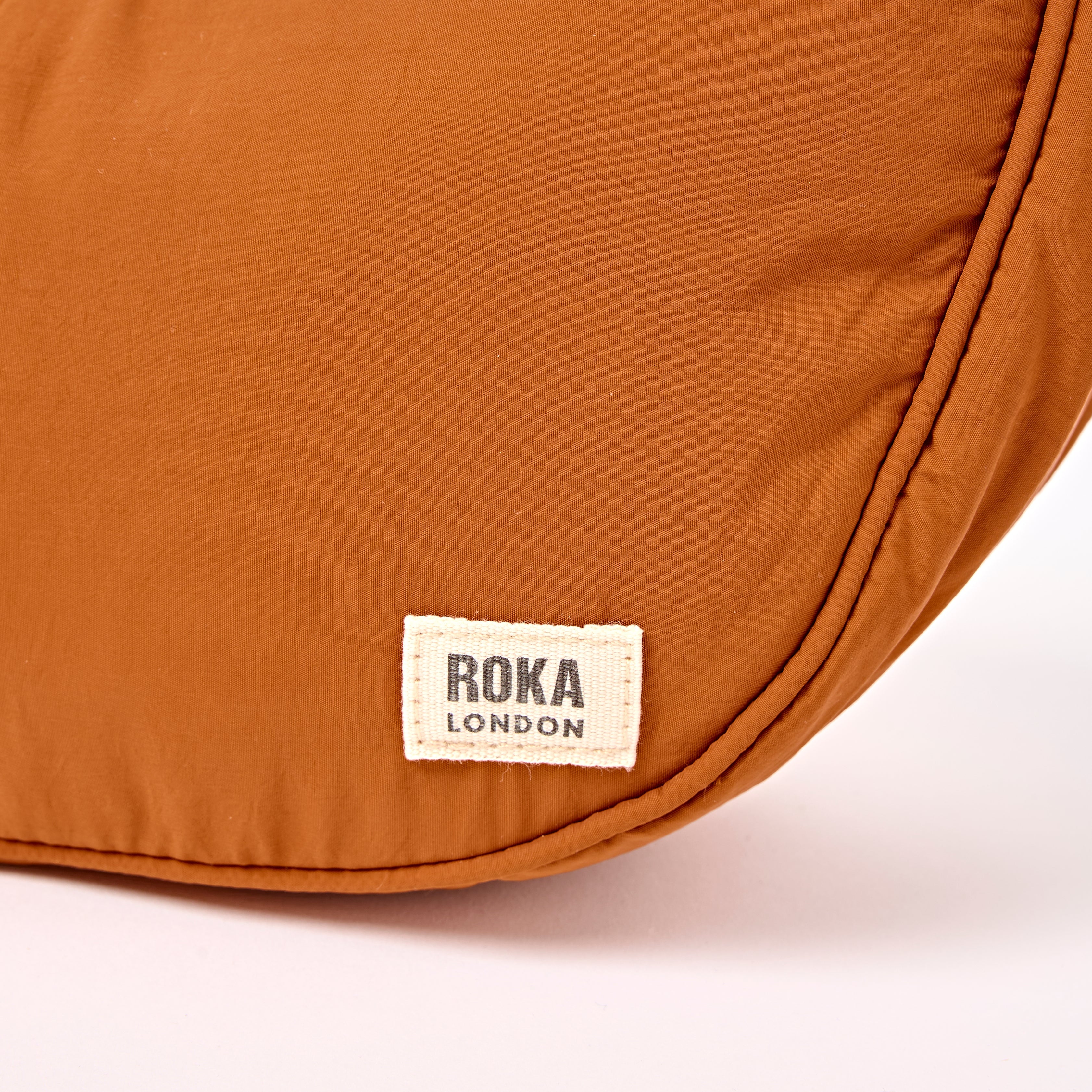 ROKA London - Farringdon S halvmåneväska #Färg_Dijon
