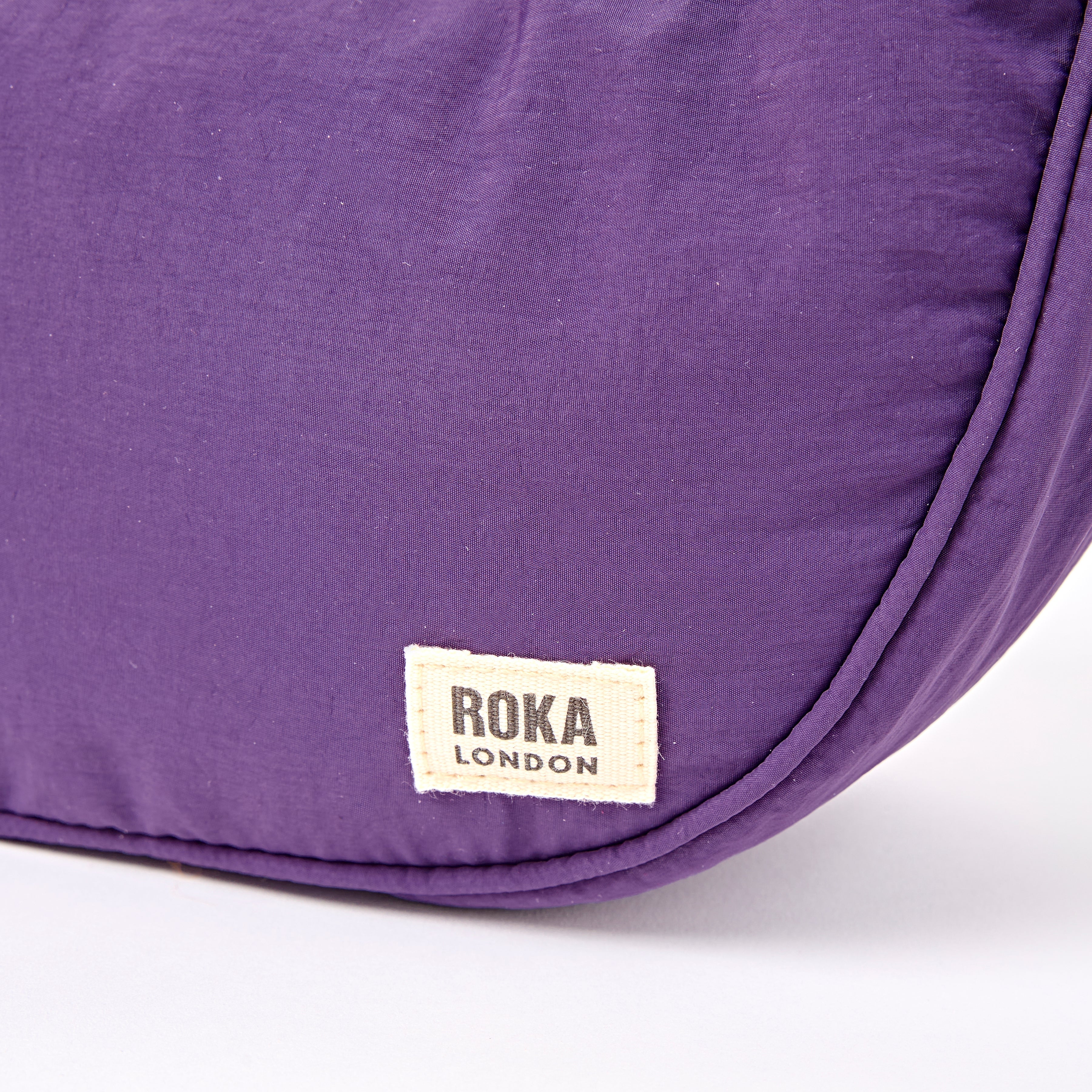 ROKA London - Farringdon S halvmåneväska #Färg_Gothic_Grape