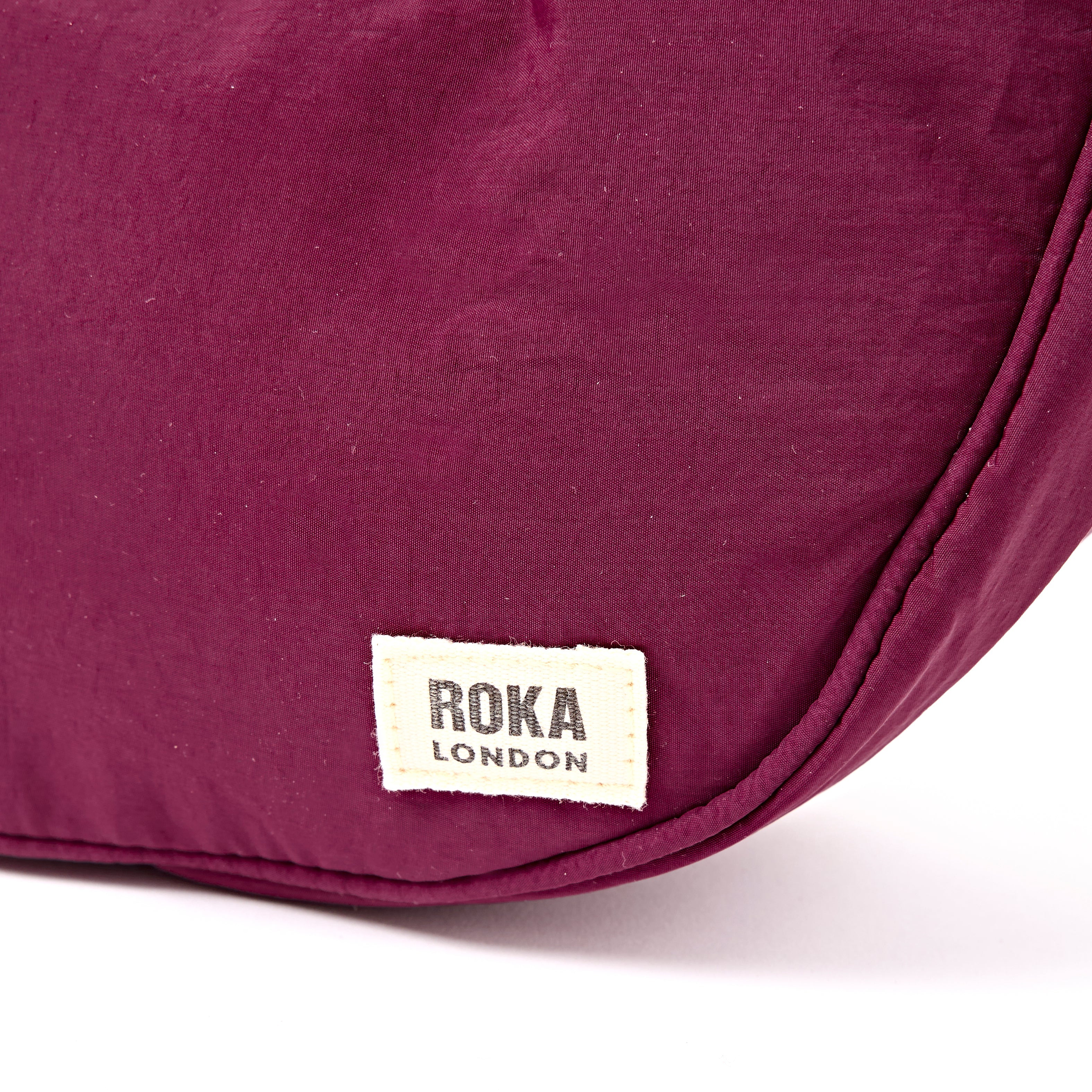 ROKA London - Farringdon S halvmåneväska #Färg_Merlot