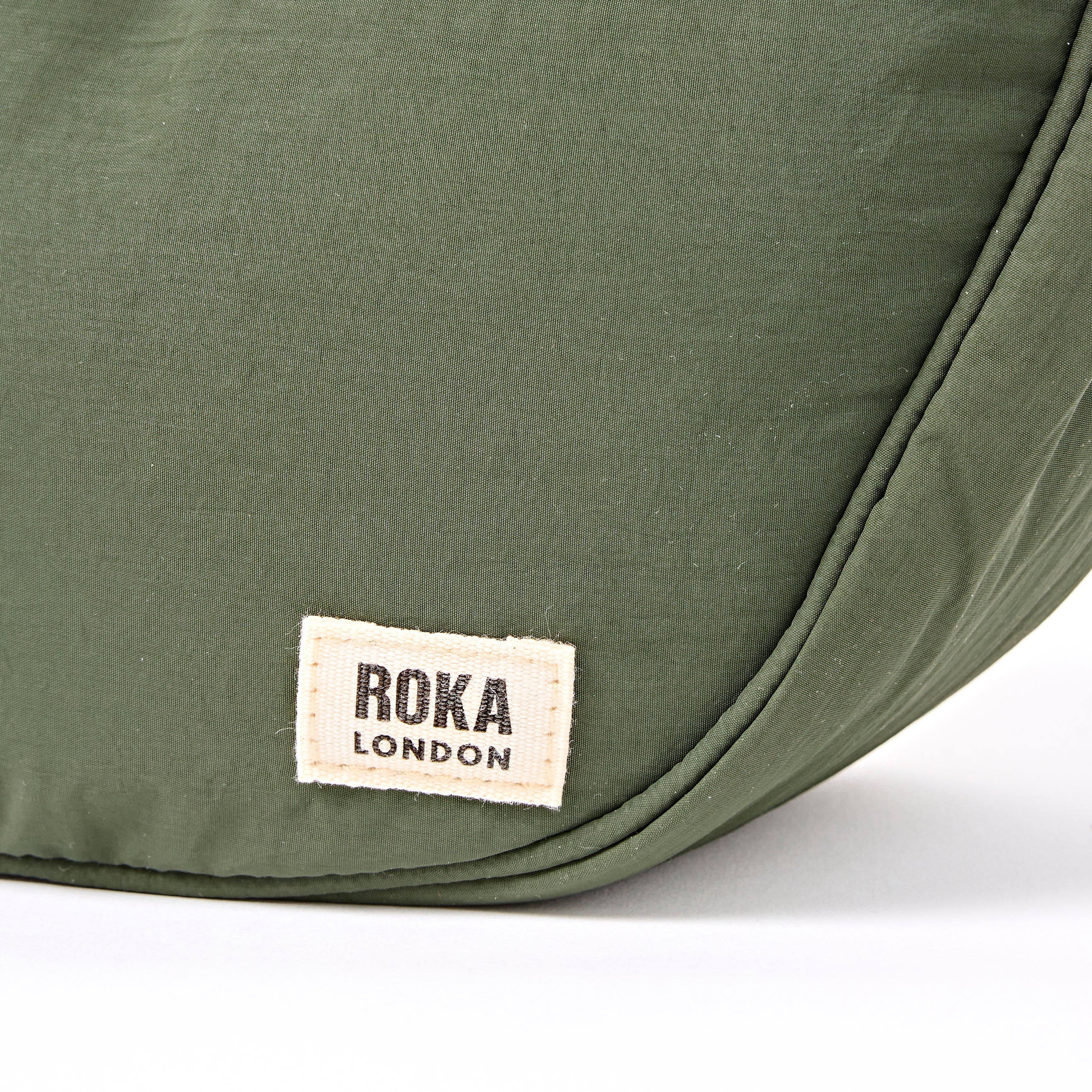 ROKA London - Farringdon S halvmåneväska #Färg_Olive