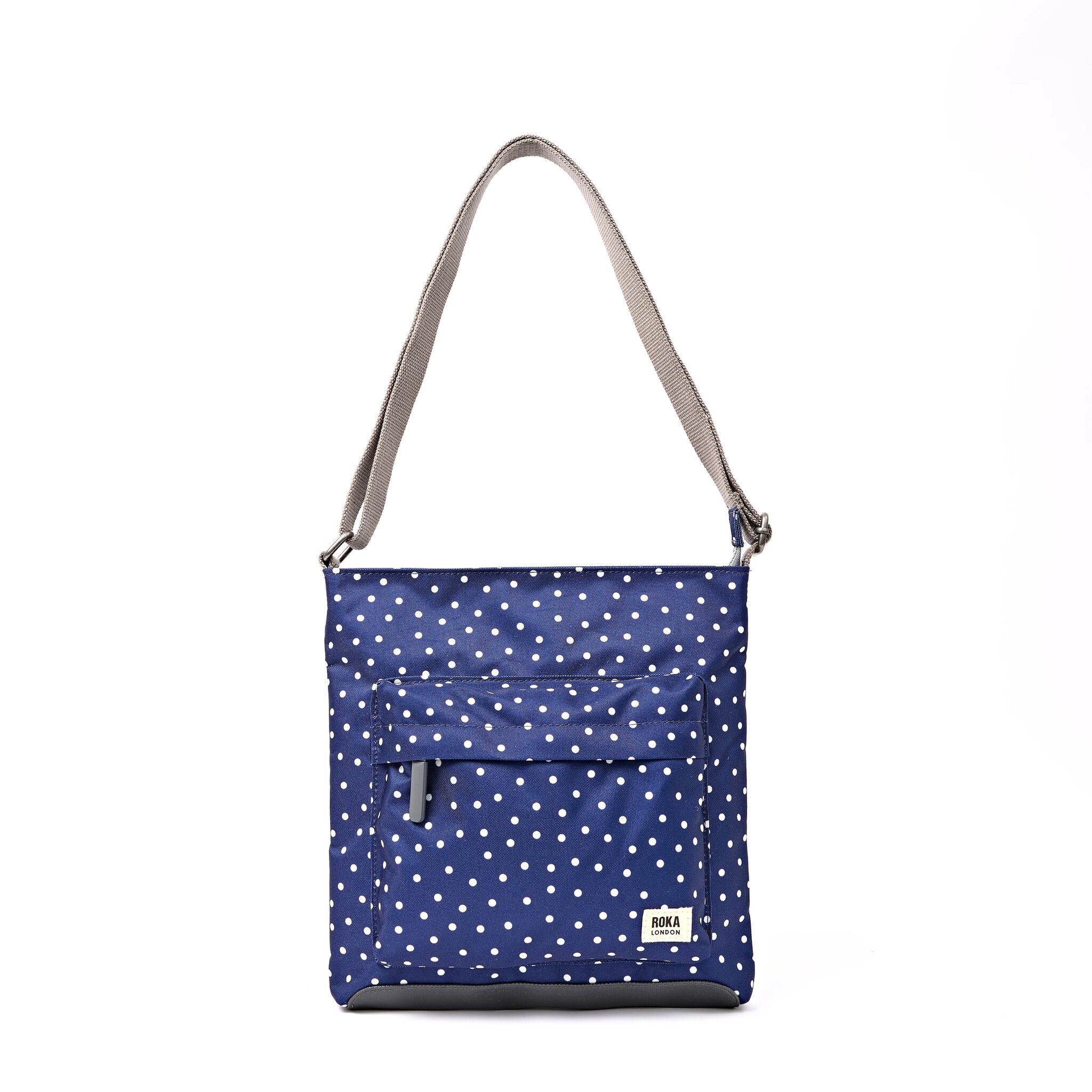 ROKA London - Kennington M crossbody-väska #Färg_Navy_Polka_Dot