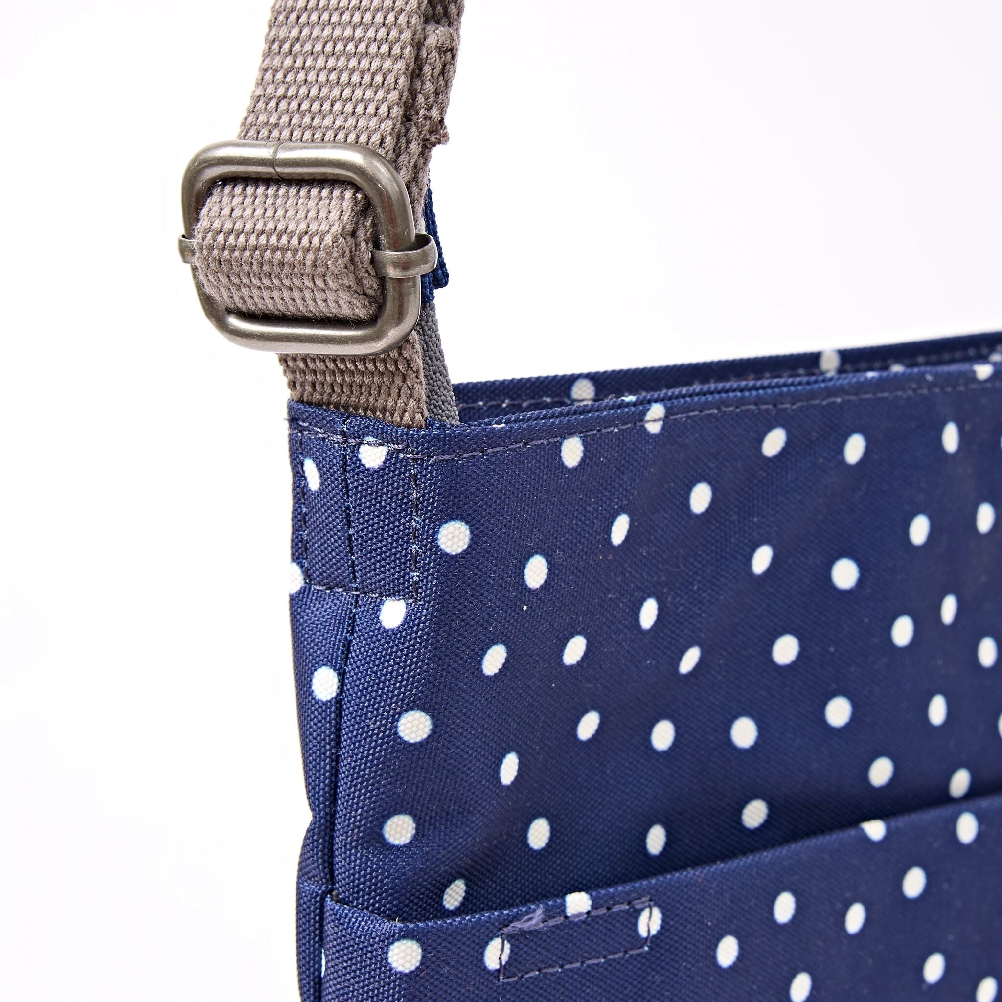 ROKA London - Kennington M crossbody-väska #Färg_Navy_Polka_Dot