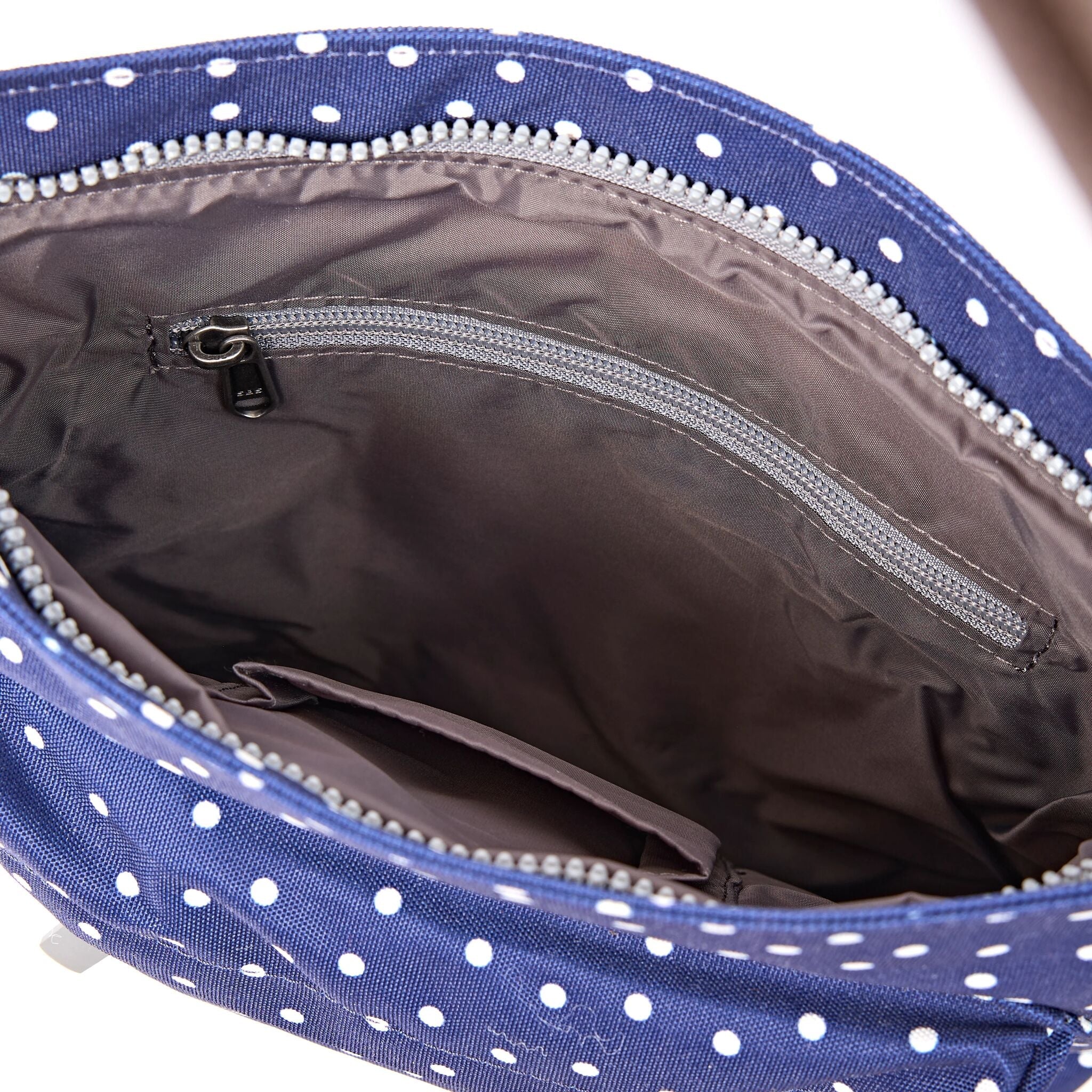 ROKA London - Kennington M crossbody-väska #Färg_Navy_Polka_Dot