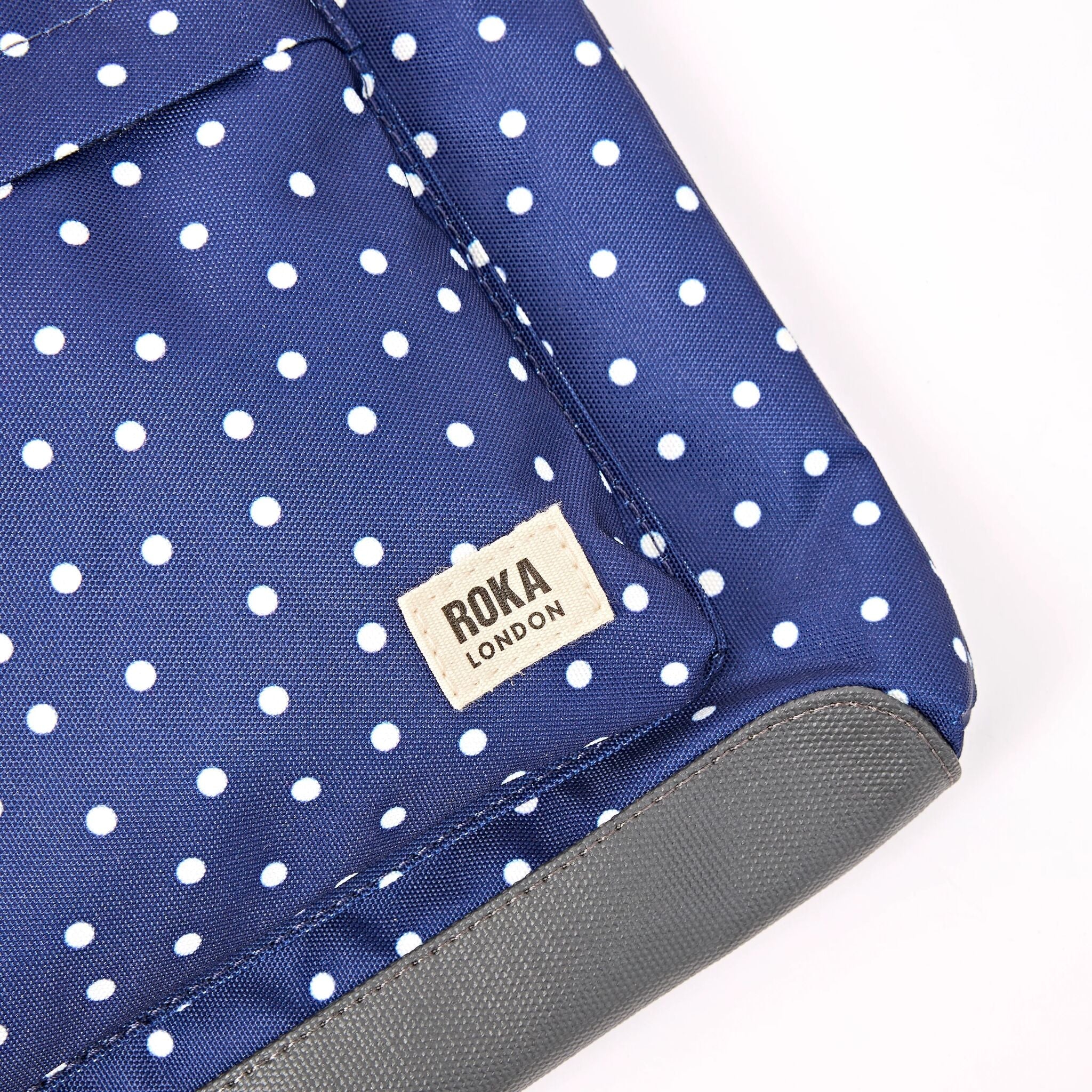 ROKA London - Kennington M crossbody-väska #Färg_Navy_Polka_Dot