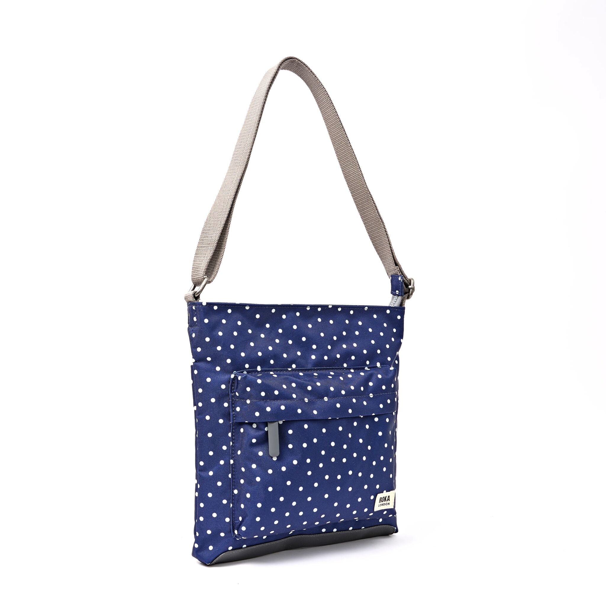 ROKA London - Kennington M crossbody-väska #Färg_Navy_Polka_Dot