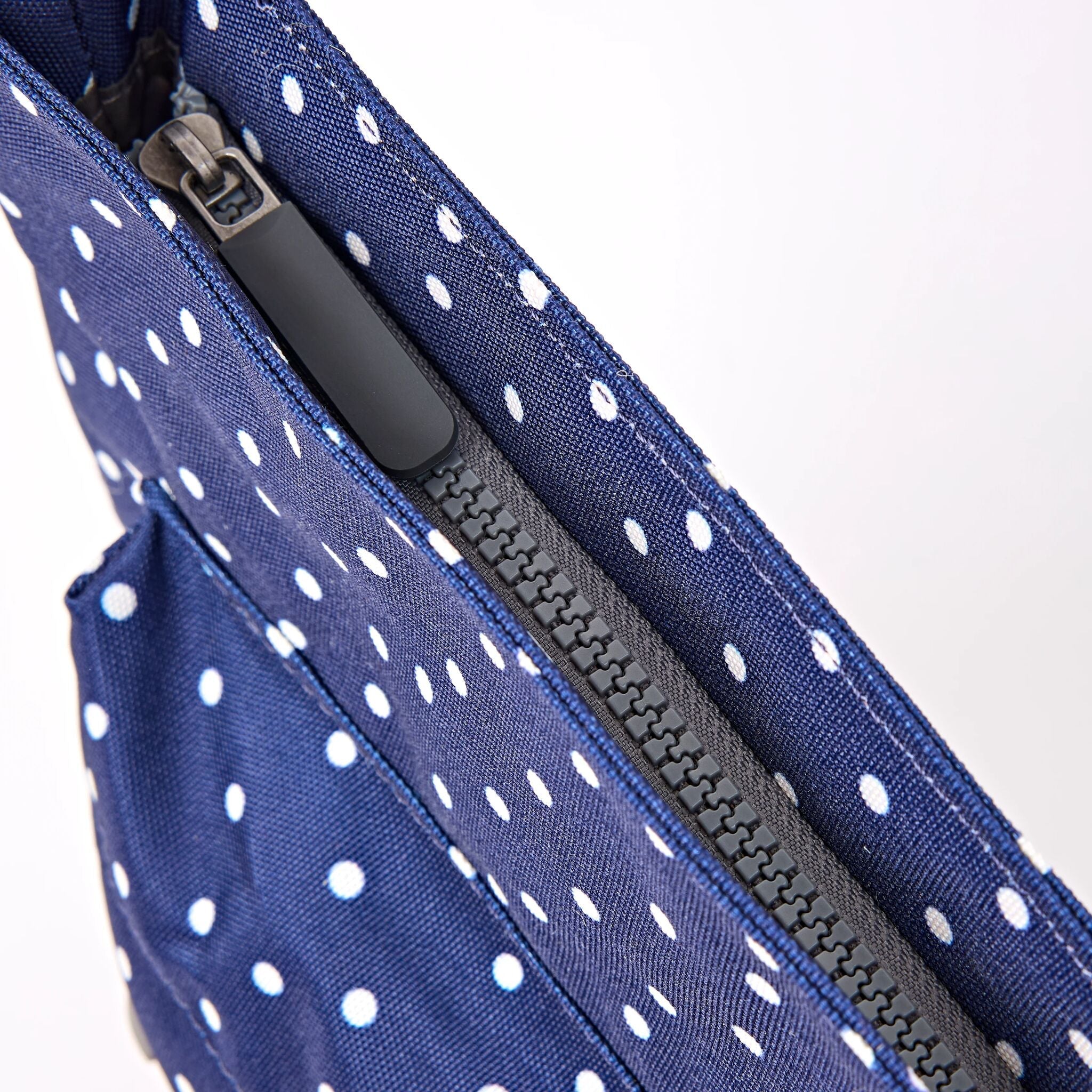 ROKA London - Kennington M crossbody-väska #Färg_Navy_Polka_Dot