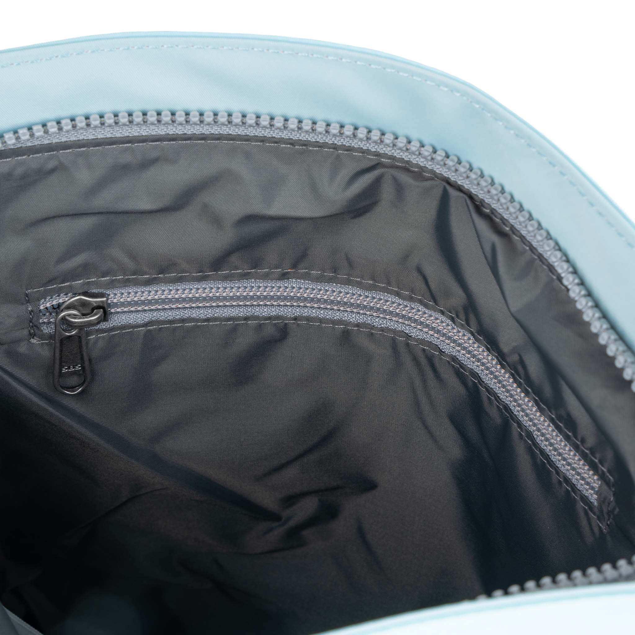 ROKA London - Kennington M crossbody-väska #Färg_Canal