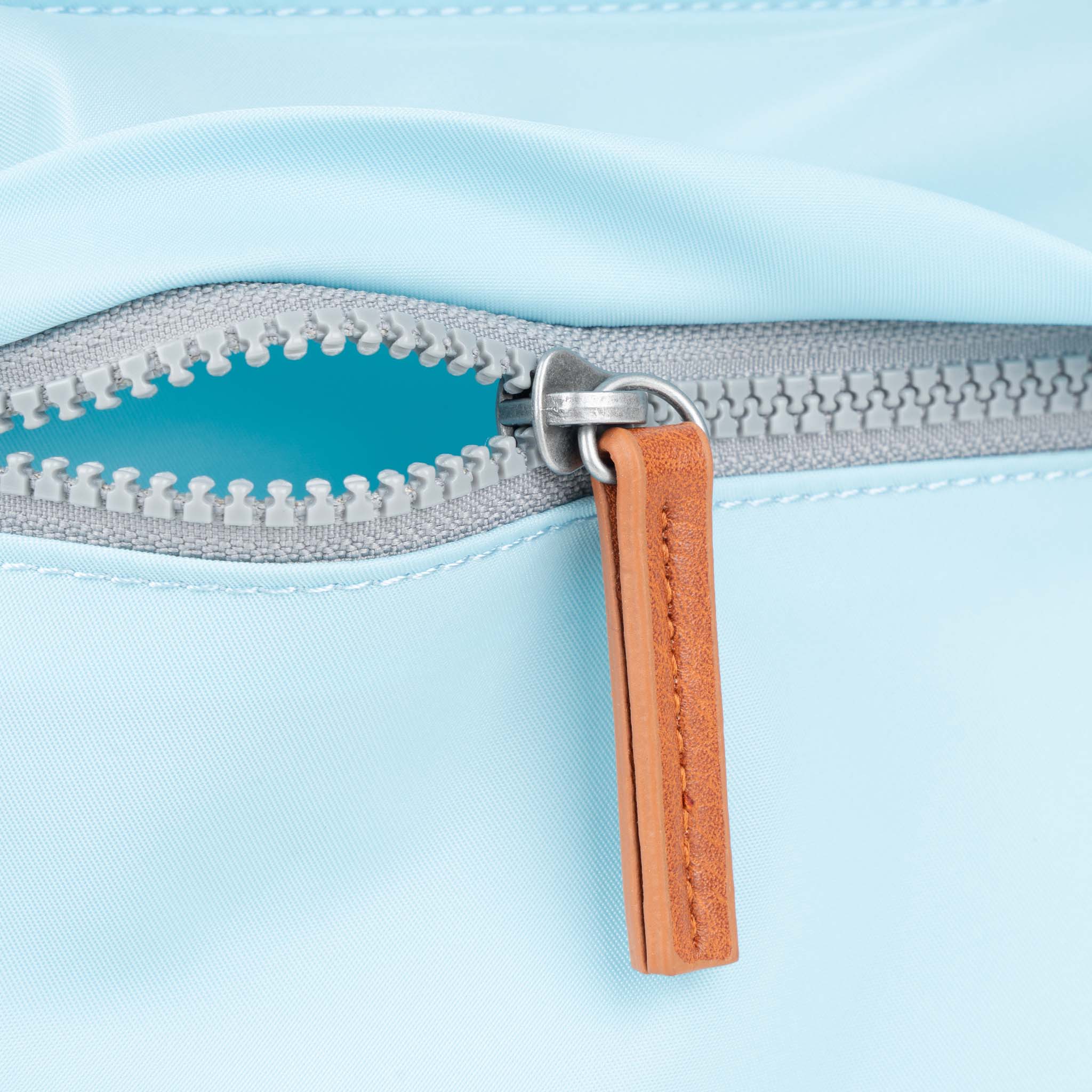 ROKA London - Kennington M crossbody-väska #Färg_Canal